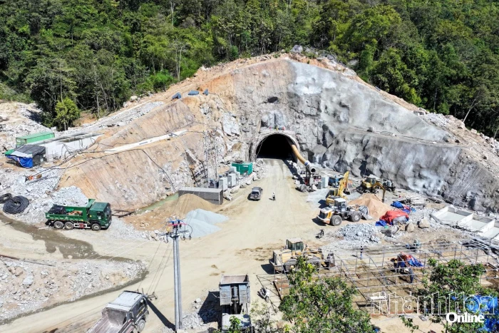 Trên công trường thủy điện tích năng Bác Ái