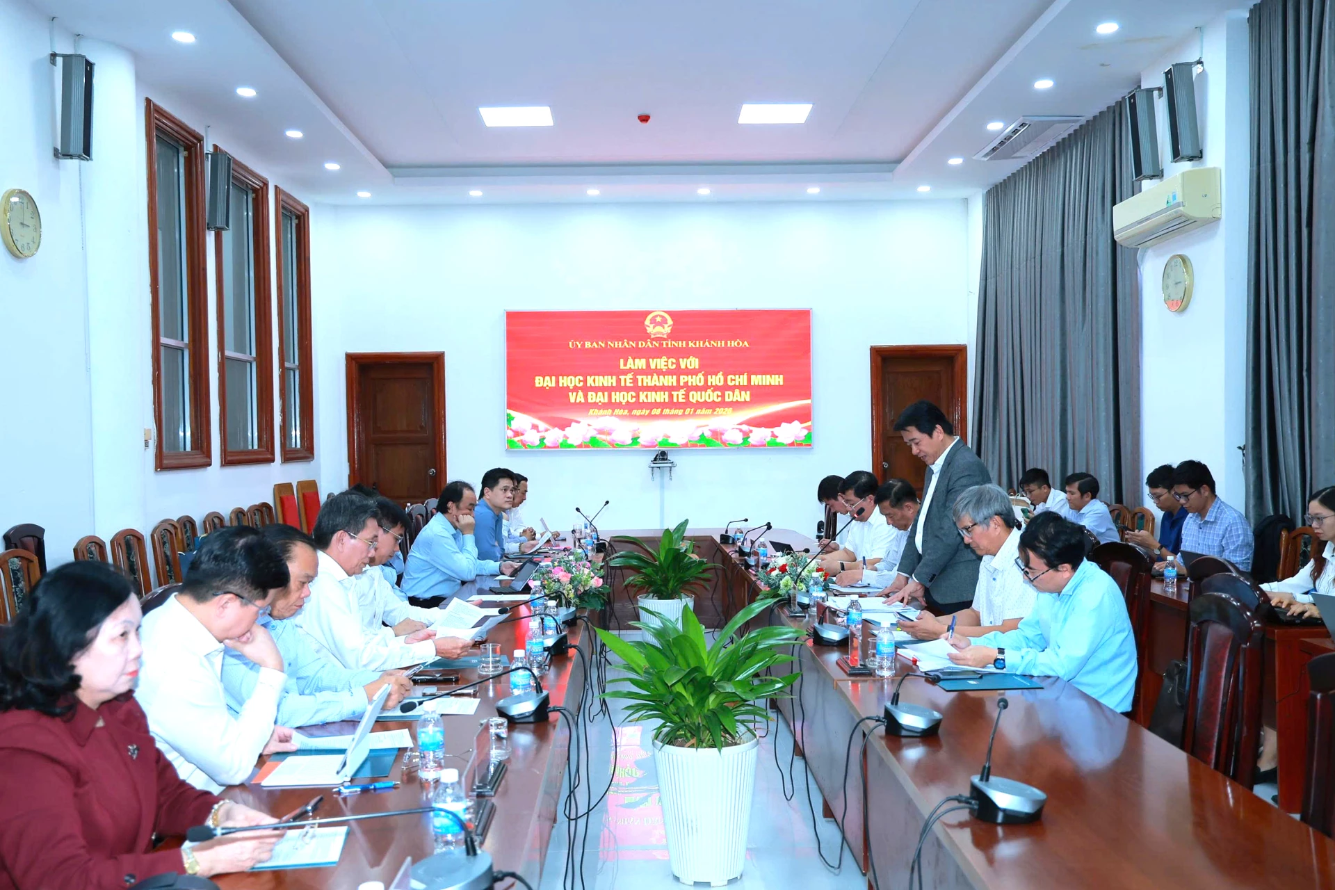 Toàn cảnh buổi làm việc giữa đoàn công tác UEH và NEU với UBND tỉnh Khánh Hòa.