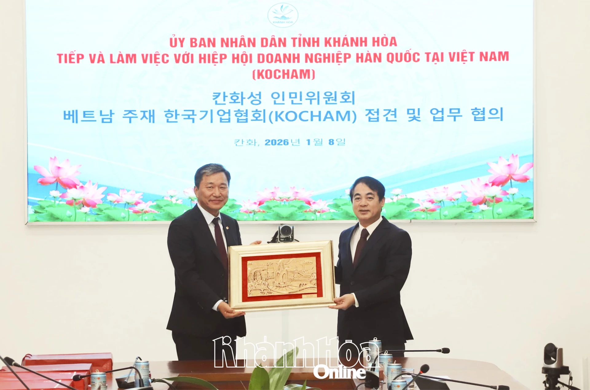 Bí thư Tỉnh ủy Nghiêm Xuân Thành tặng quà lưu niệm cho Chủ tịch KOCHAM Ko Tae Yeon.