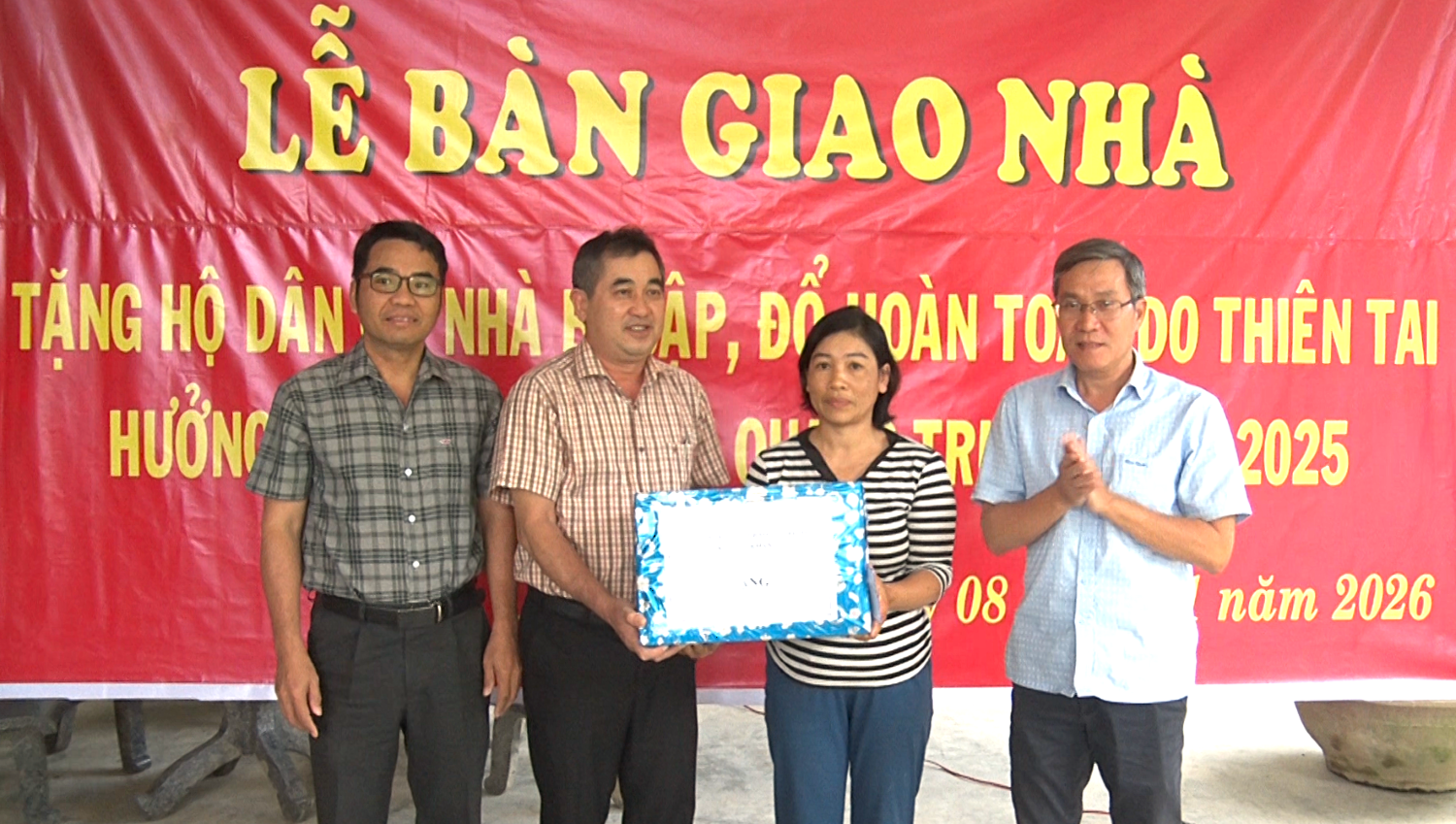 Lãnh đạo xã Diên Khánh tặng quà cho gia đình bà Trần Thị Bương.