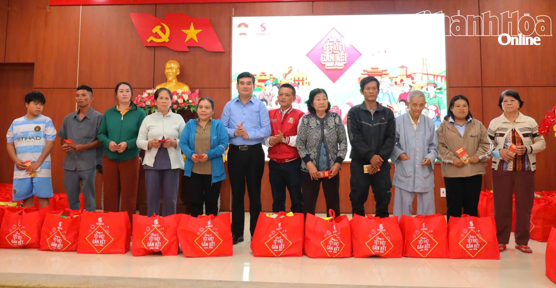 Đại diện Ủy ban Trung ương MTTQ Việt Nam và nhà tài trợ trao quà cho người dân phường Tây Nha