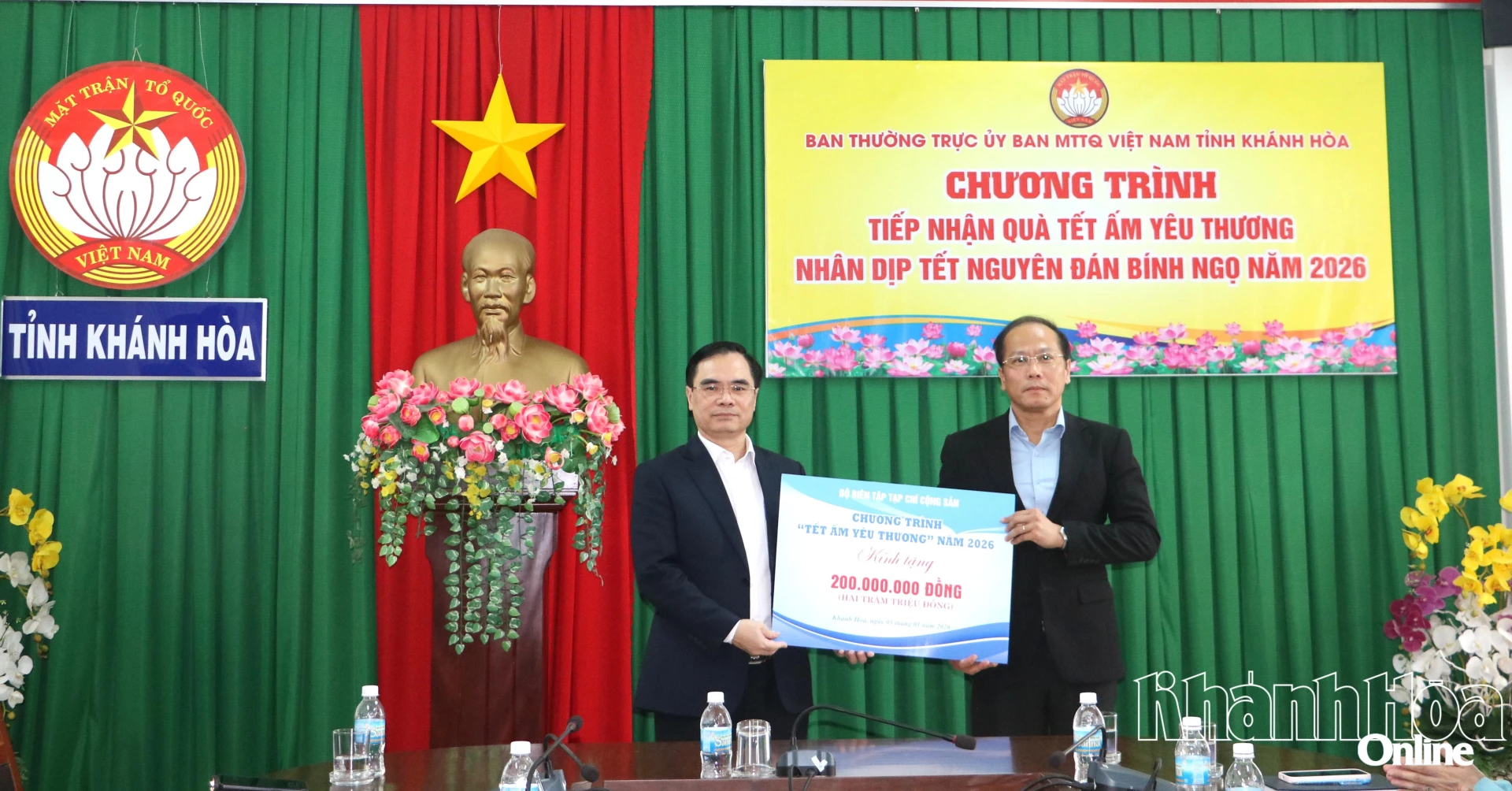 Đồng chí Nguyễn Khắc Hà tiếp nhận bảng tượng trưng hỗ trợ từ Tạp chí Cộng sản.