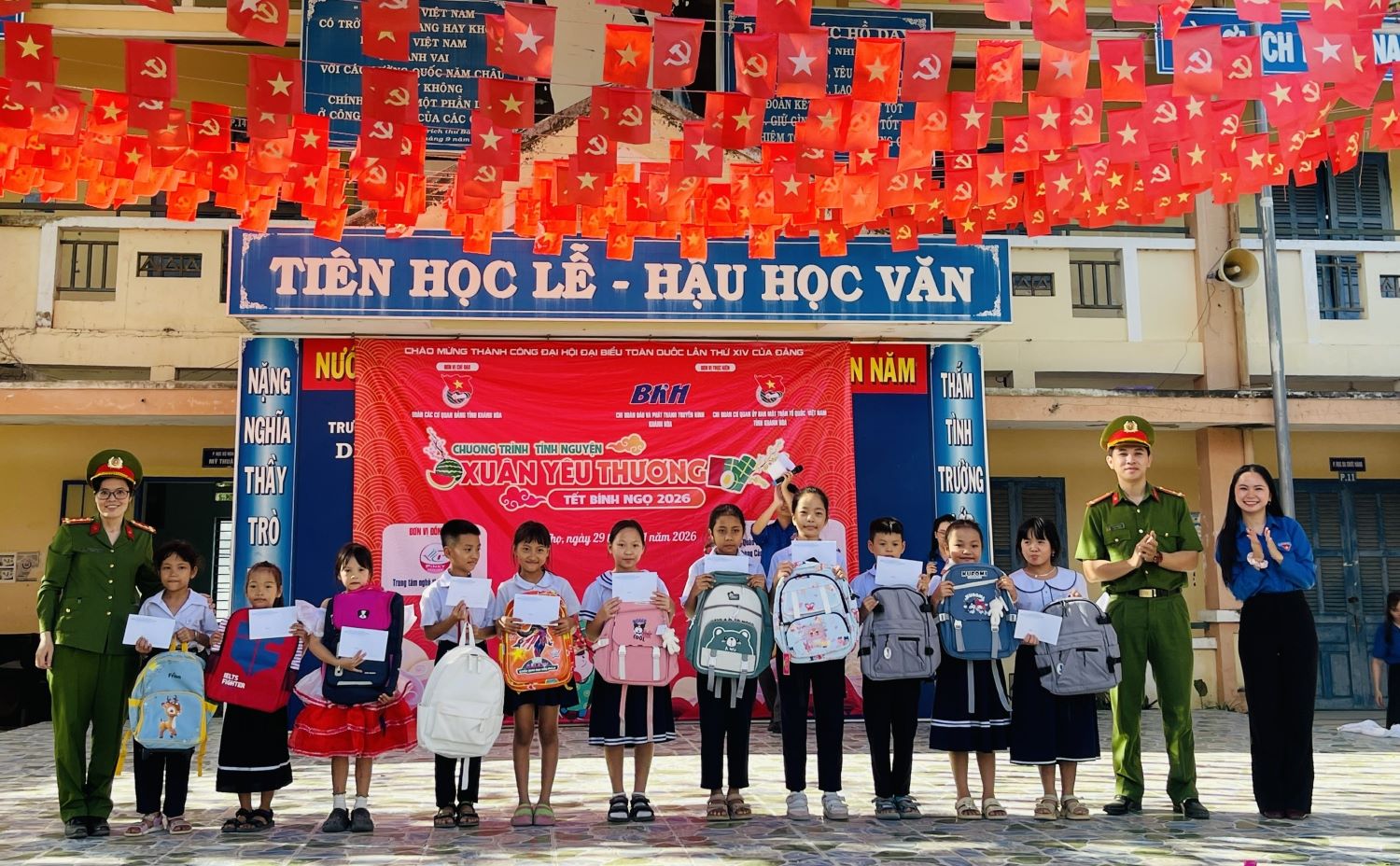 Trao học bổng cho học sinh có hoàn cảnh khó khăn.