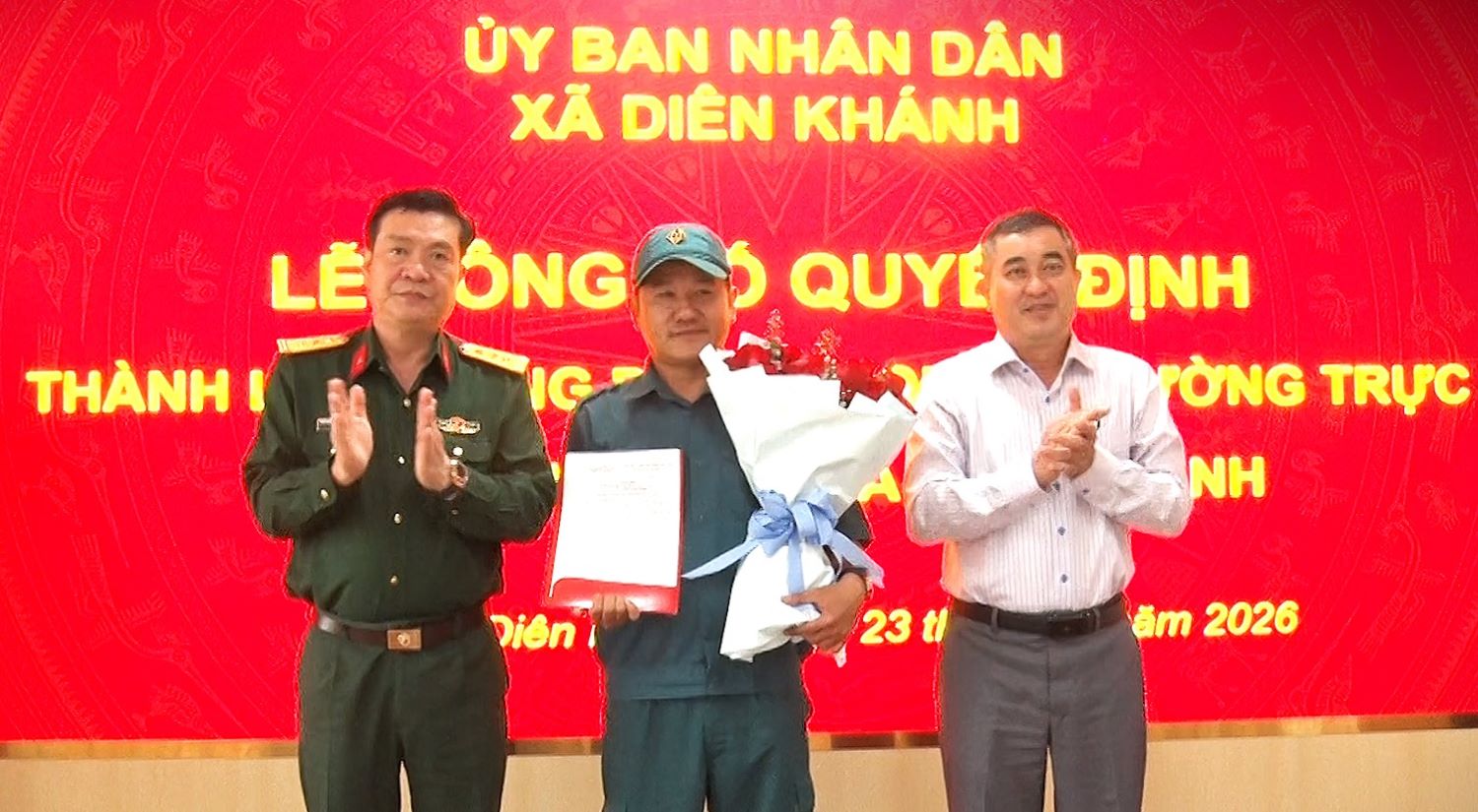 Trao quyết định thành lập Trung đội Dân quân thường trực.