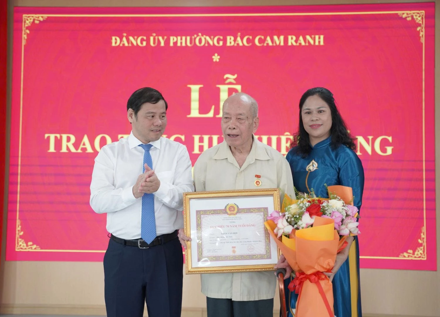 Lãnh đạo Đảng ủy phường trao tặng Huy hiệu Đảng cho cụ Trần Văn Hợi - đảng viên 70 năm tuổi Đảng Chi bộ Tổ dân phố Hòa Do 6B.