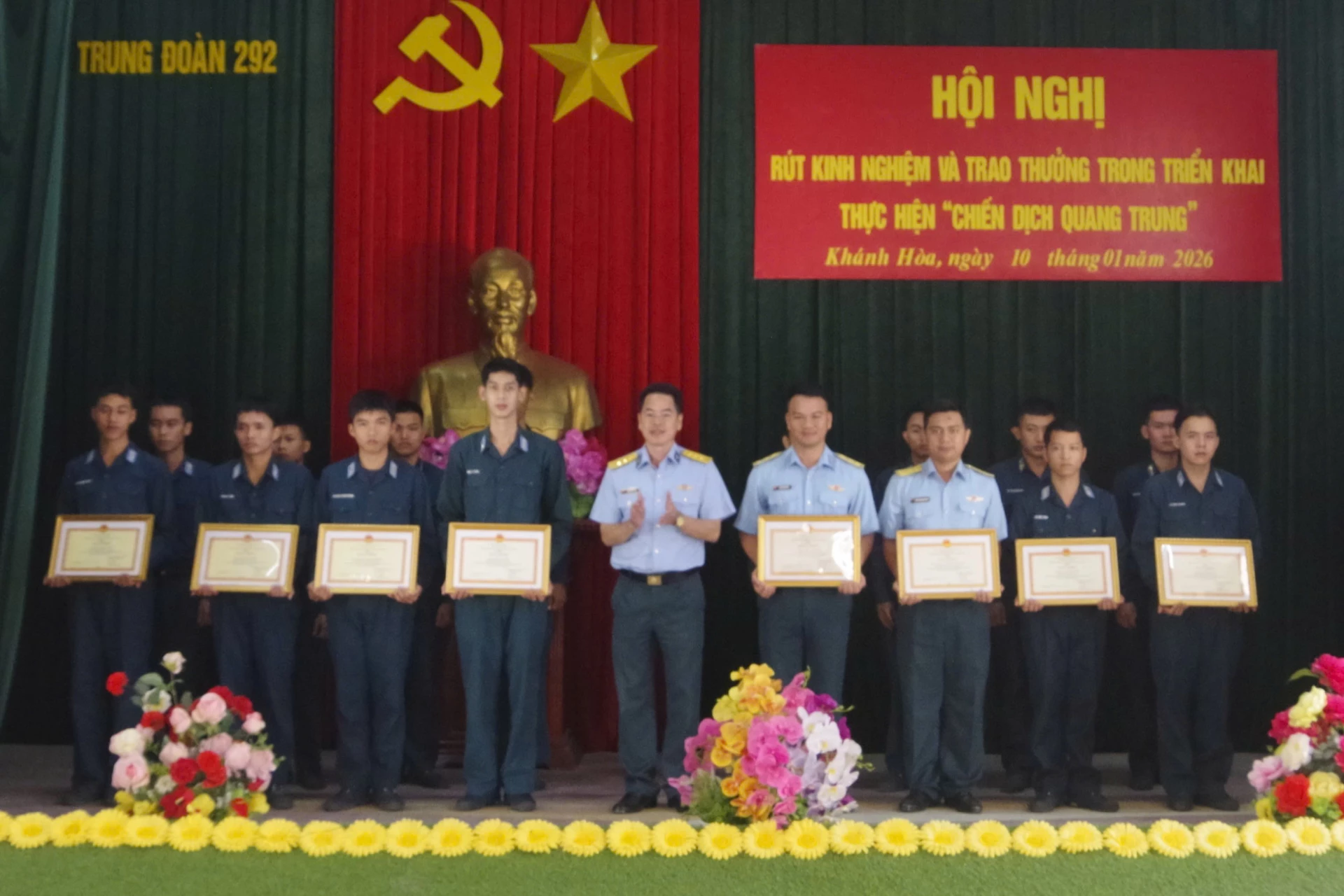 Lãnh đạo, chỉ huy Trung đoàn tặng giấy khen cho các cán bộ, chiến sĩ tham gia “Chiến dịch Quang Trung”.