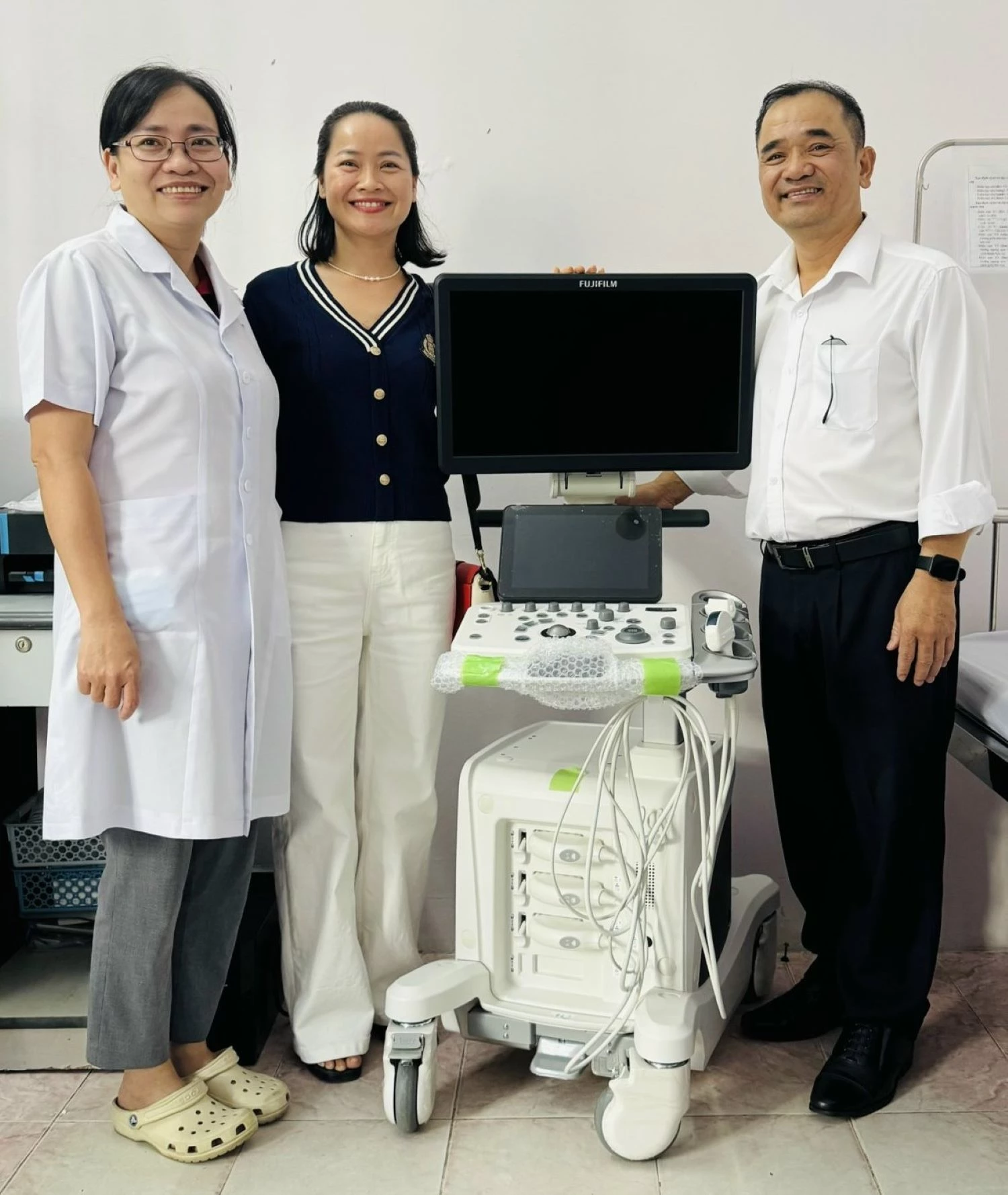 Trung tâm Huyết học - Truyền máu Khánh Hòa tiếp nhận máy siêu âm.