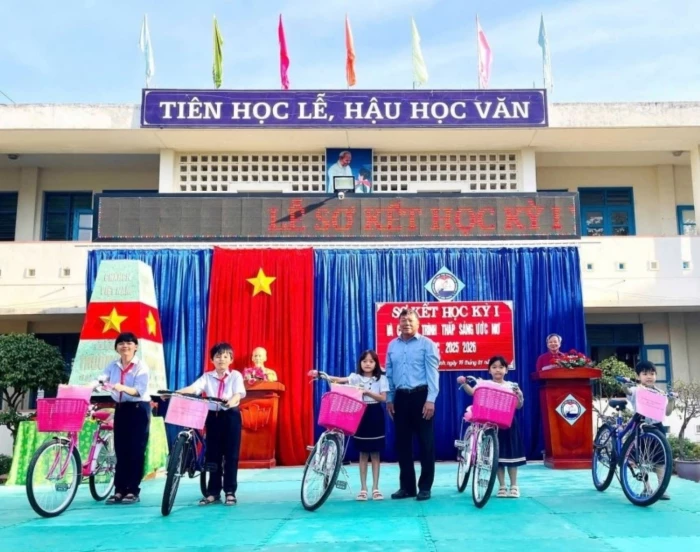 Trường Tiểu học thị trấn Diên Khánh 2 tặng xe đạp và quà cho học sinh khó khăn hiếu học