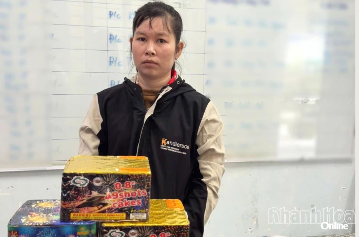 Công an phường Tây Nha Trang bắt quả tang một phụ nữ tàng trữ, vận chuyển trái phép pháo nổ