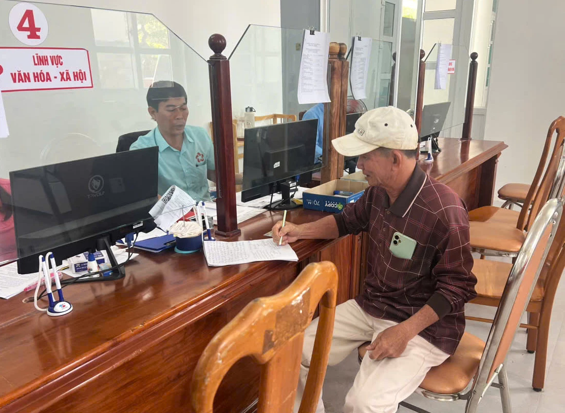 Người dân thực hiện thủ tục hành chính tại Trung tâm Phục vụ hành chính công xã Thuận Bắc.