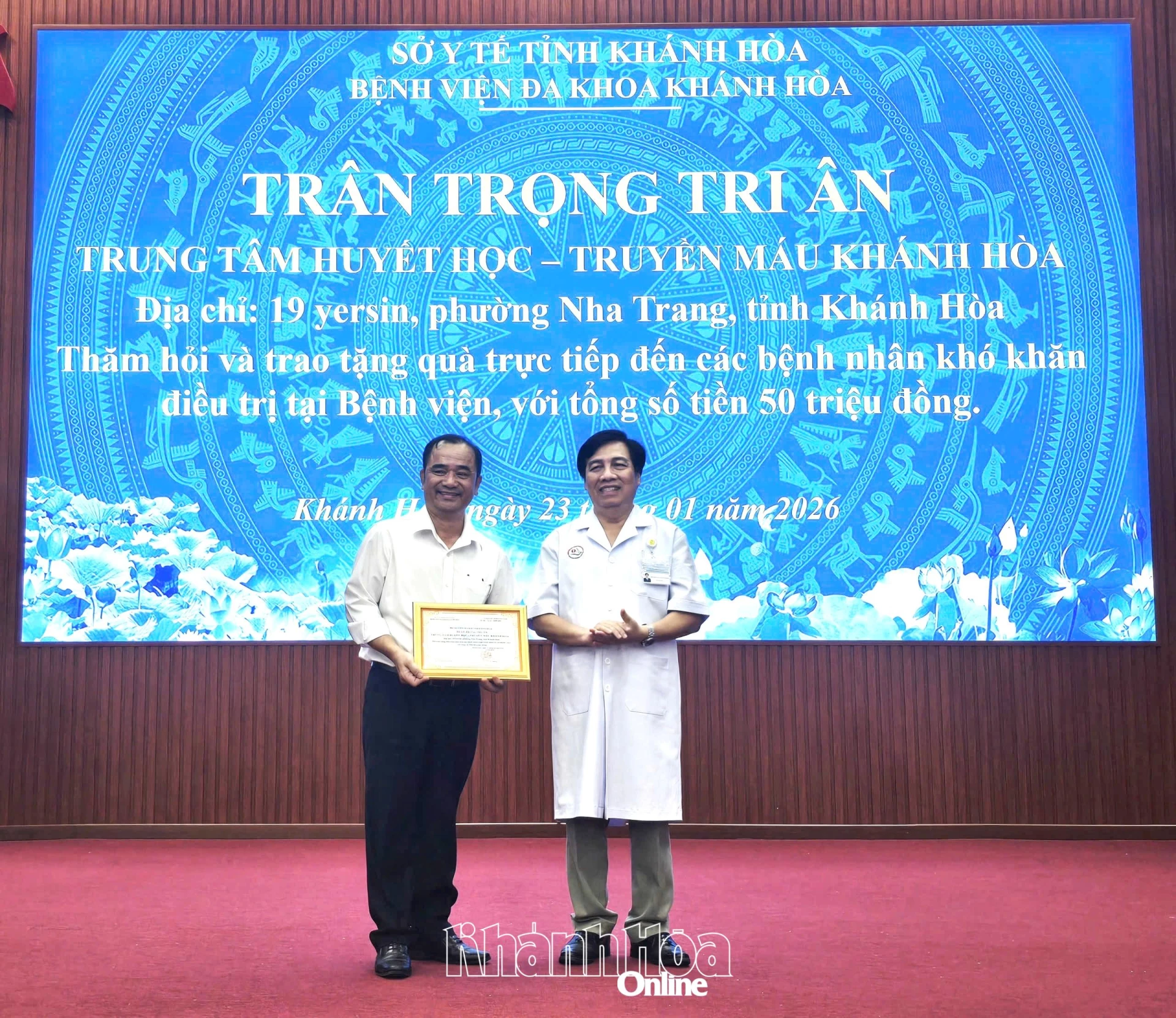 Lãnh đạo Bệnh viện Đa khoa Khánh Hòa trao thư cảm ơn Trung tâm Huyết học - Truyền máu Khánh Hòa.