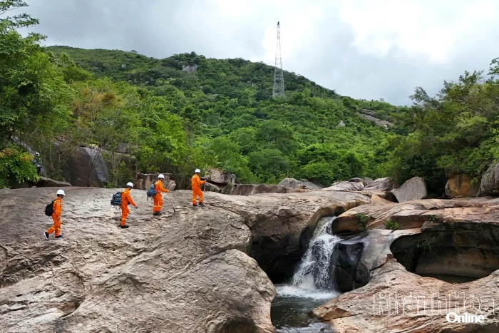 Đảm bảo truyền tải điện dịp Tết 