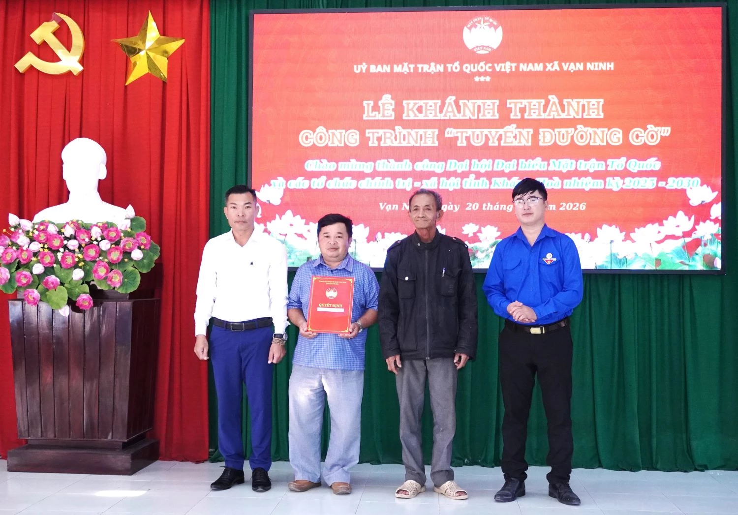 Ủy ban MTTQ Việt Nam xã Vạn Ninh bàn giao công trình cho Thôn 12.