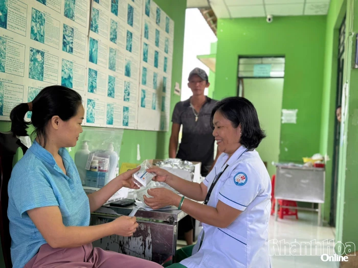 Chuyển các trạm y tế về UBND xã, phường quản lý