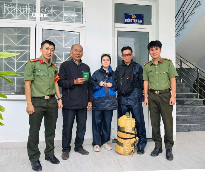 Công an xã Vạn Ninh và người dân trao lại ba lô cho du khách Mỹ đánh rơi