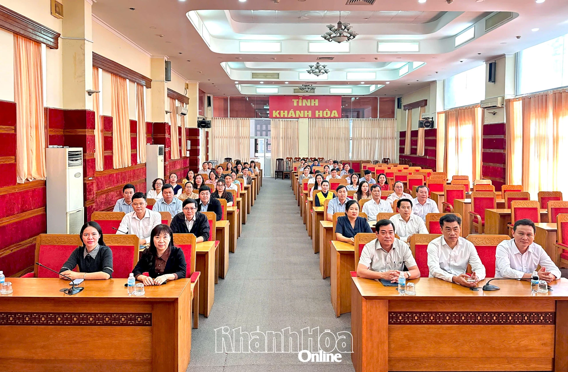 Cán bộ, đảng viên Văn phòng UBND tỉnh theo dõi chương trình truyền hình trực tiếp lễ khai mạc Đại hội Đảng. Ảnh: N.V