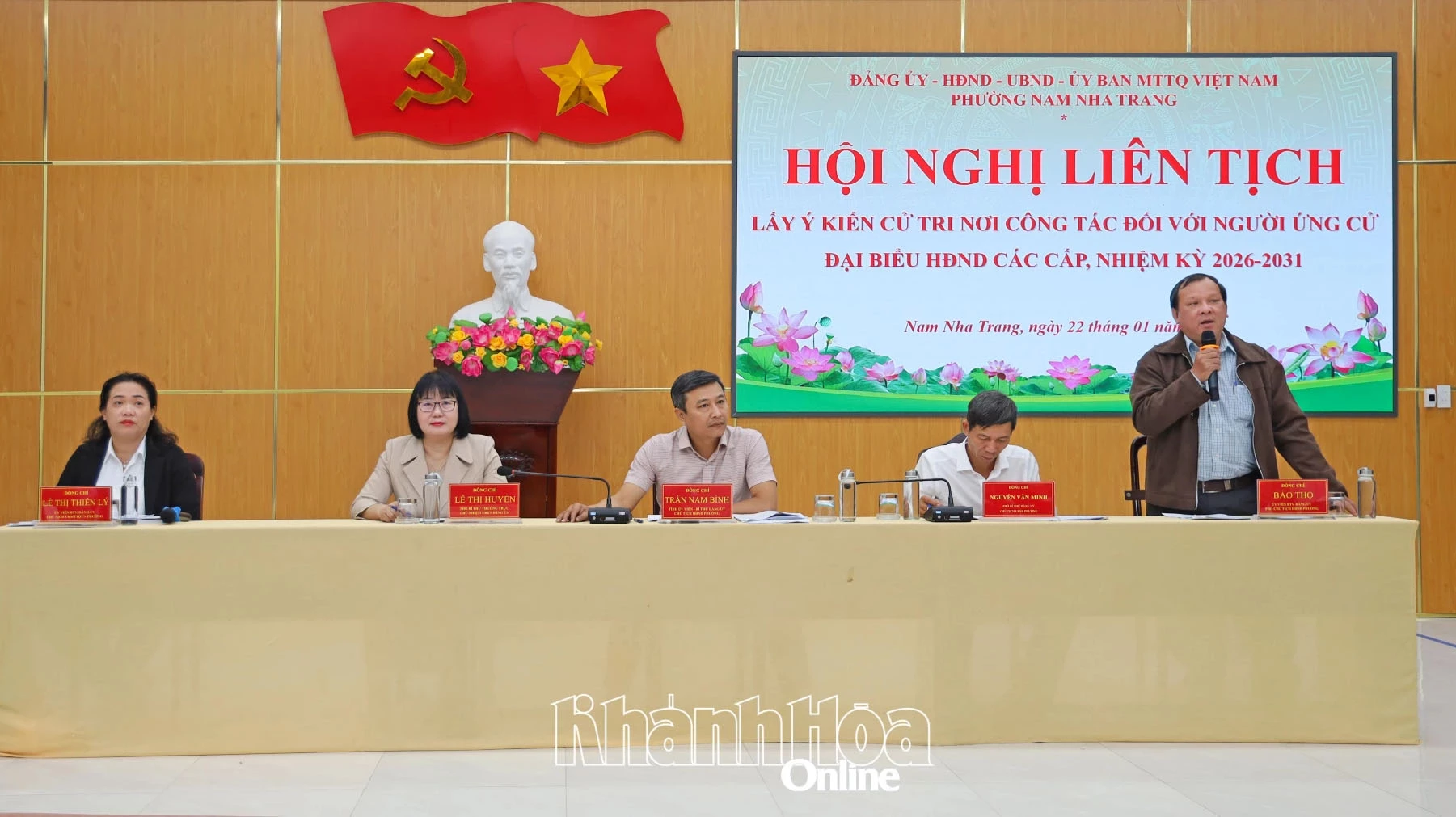 Lãnh đạo Đảng ủy, HĐND, UBND, Ủy ban MTTQ Việt Nam phường điều hành hội nghị.