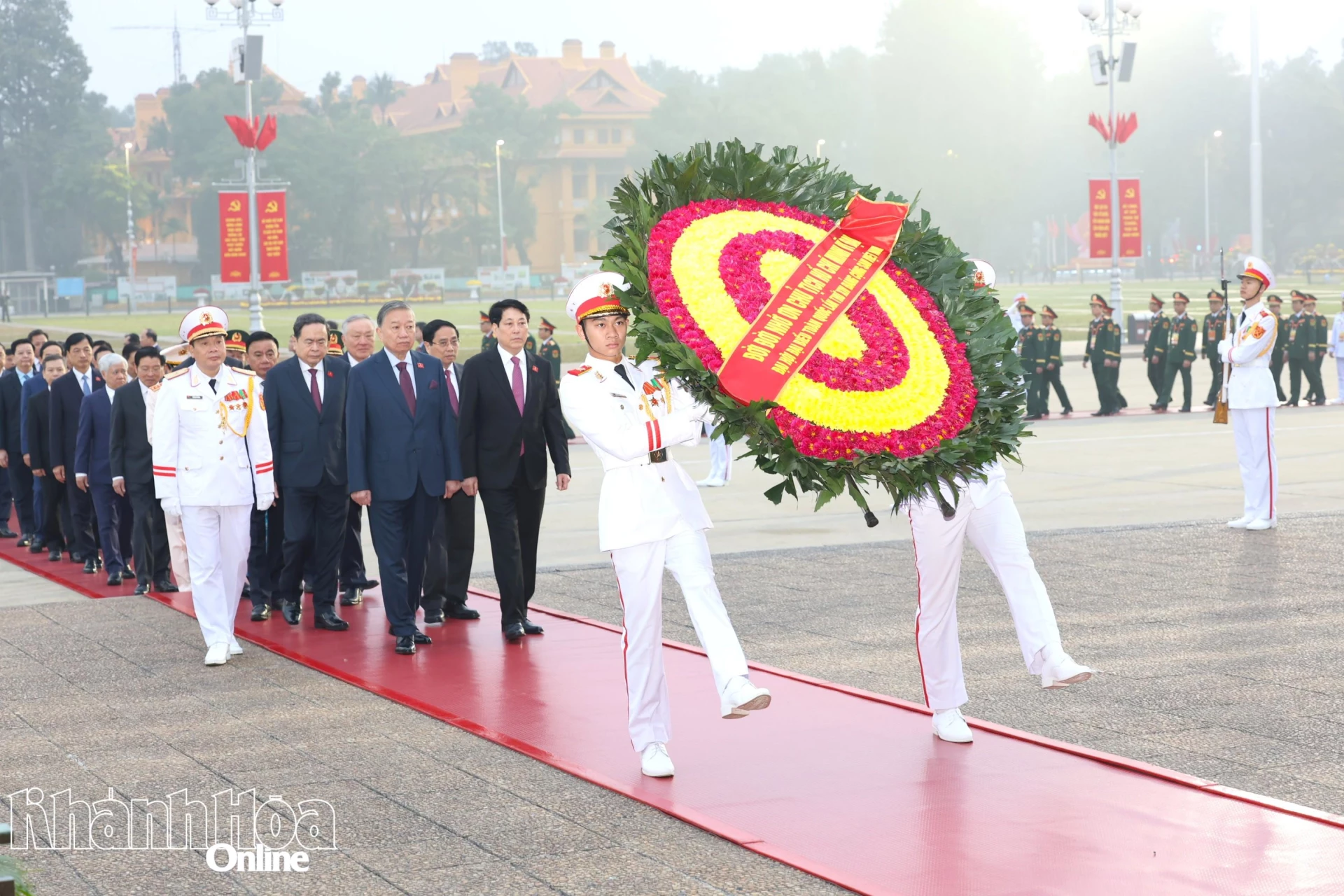 Đoàn đại biểu vào Lăng viếng Chủ tịch Hồ Chí Minh.