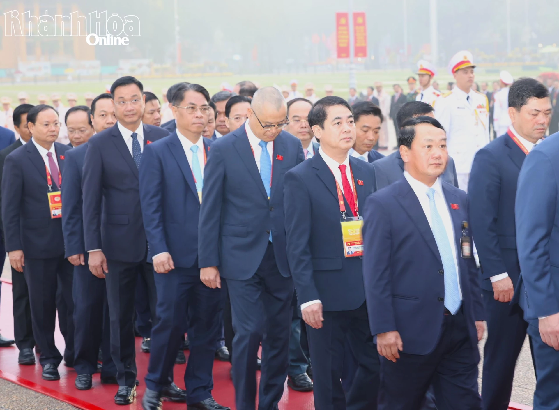 VL5_ Bí thư Tỉnh ủy Nghiêm Xuân Thành cùng các đại biểu vào Lăng viếng Chủ tịch Hồ Chí Minh