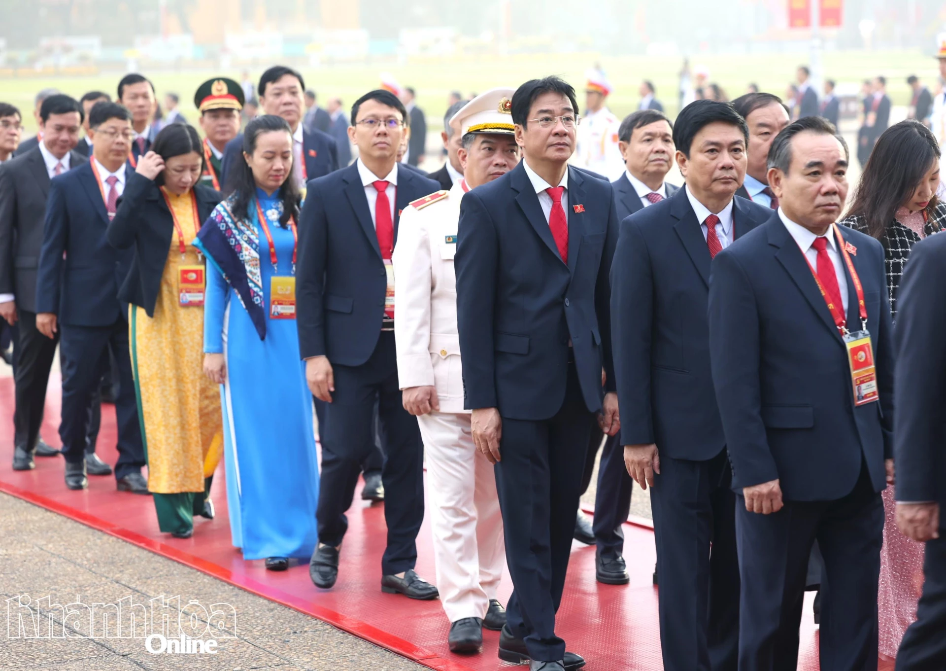 Đoàn đại biểu Đảng bộ tỉnh Khánh Hòa vào Lăng viếng Chủ tịch Hồ Chí Minh.