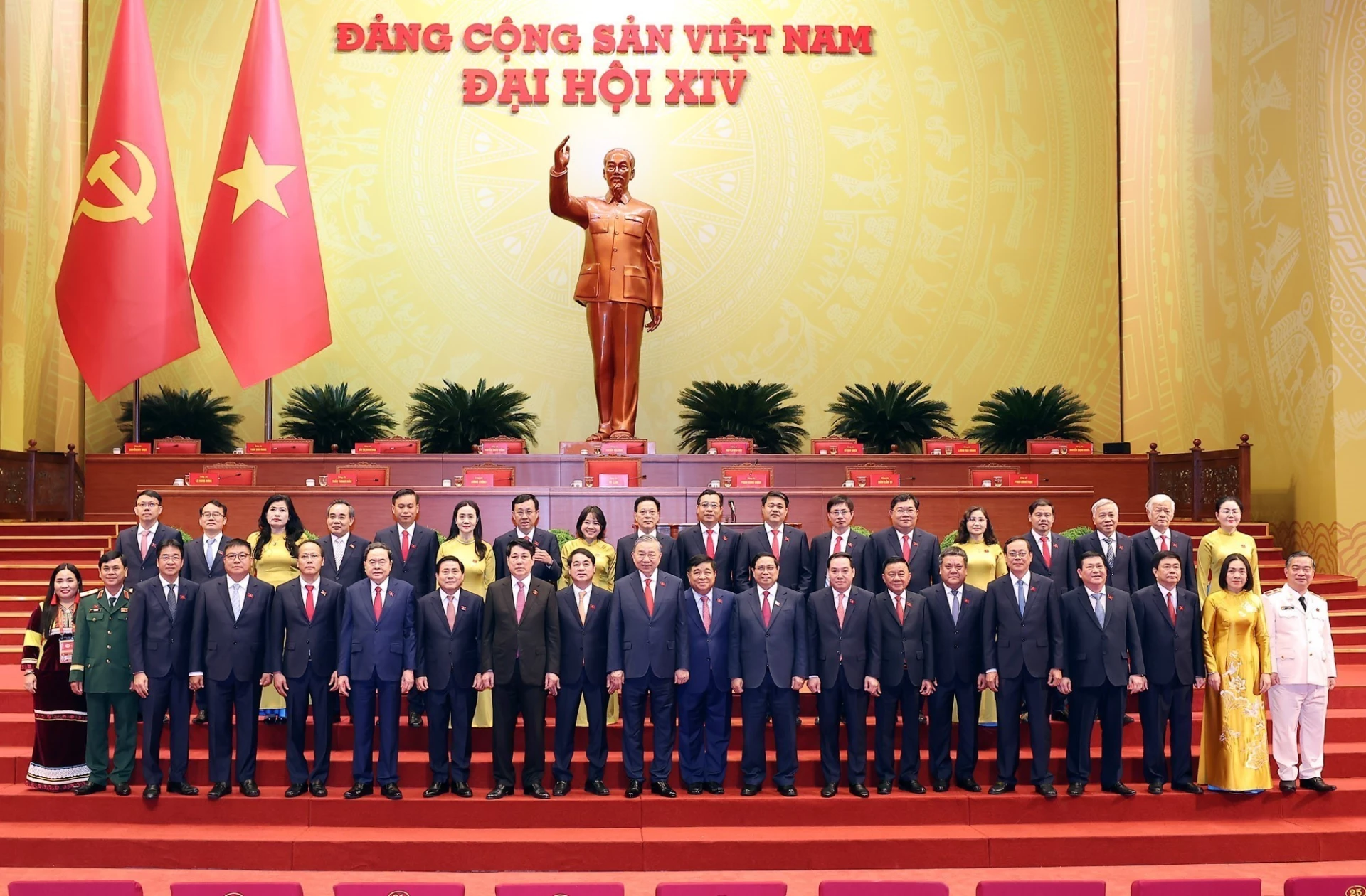 Các đồng chí lãnh đạo Đảng, Nhà nước với Đoàn đại biểu Đảng bộ tỉnh Khánh Hòa tại phiên khai mạc đại hội.