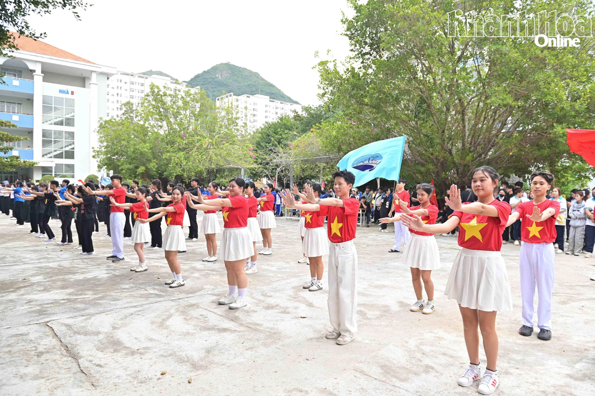 Các học sinh, sinh viên hào hứng thi nhảy dân vũ.