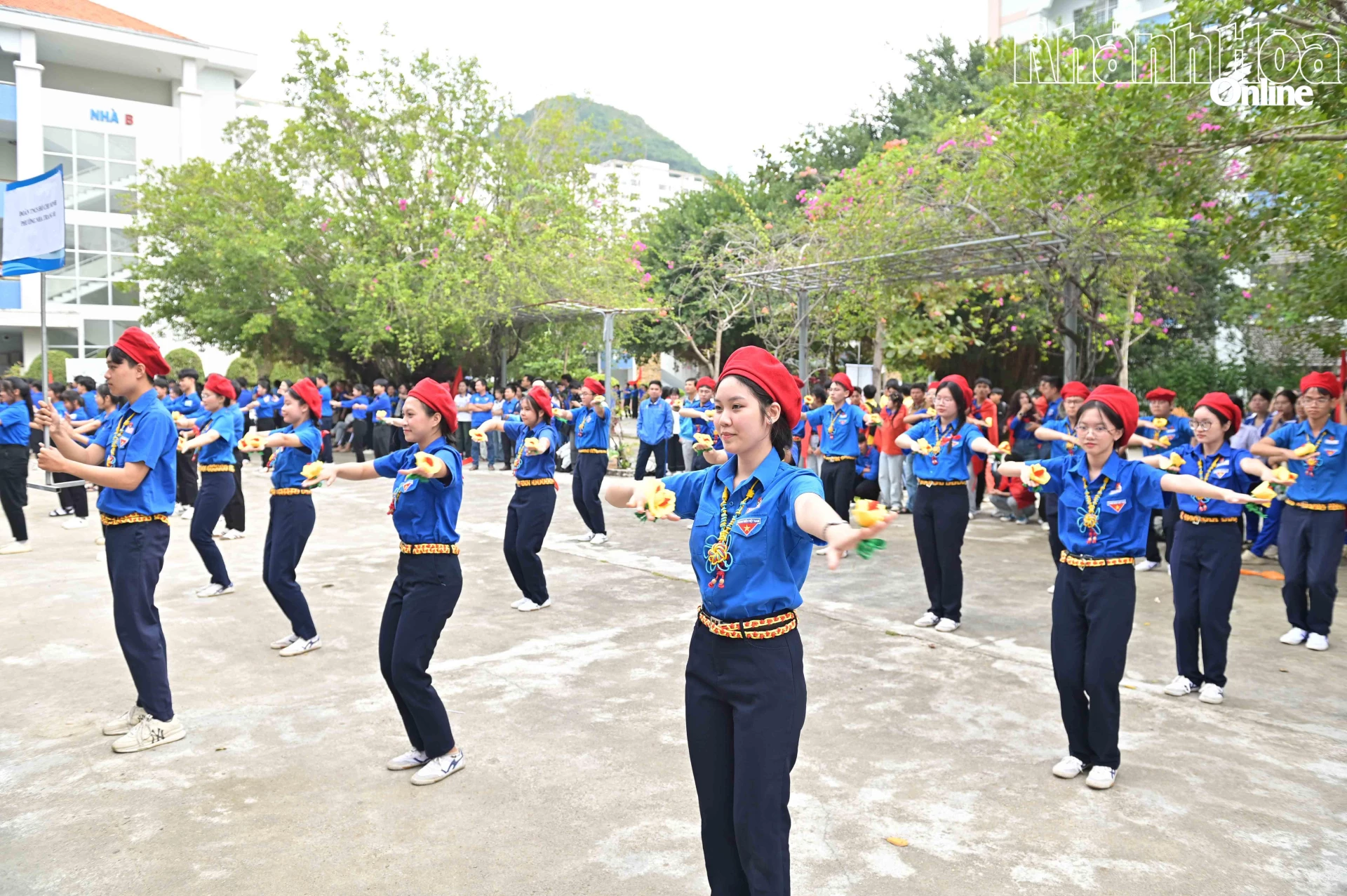 Trong khuôn khổ ngày hội, các học sinh, sinh viên còn được tham gia nhiều hoạt động tập thể sôi nổi như thi nhảy dân vũ.