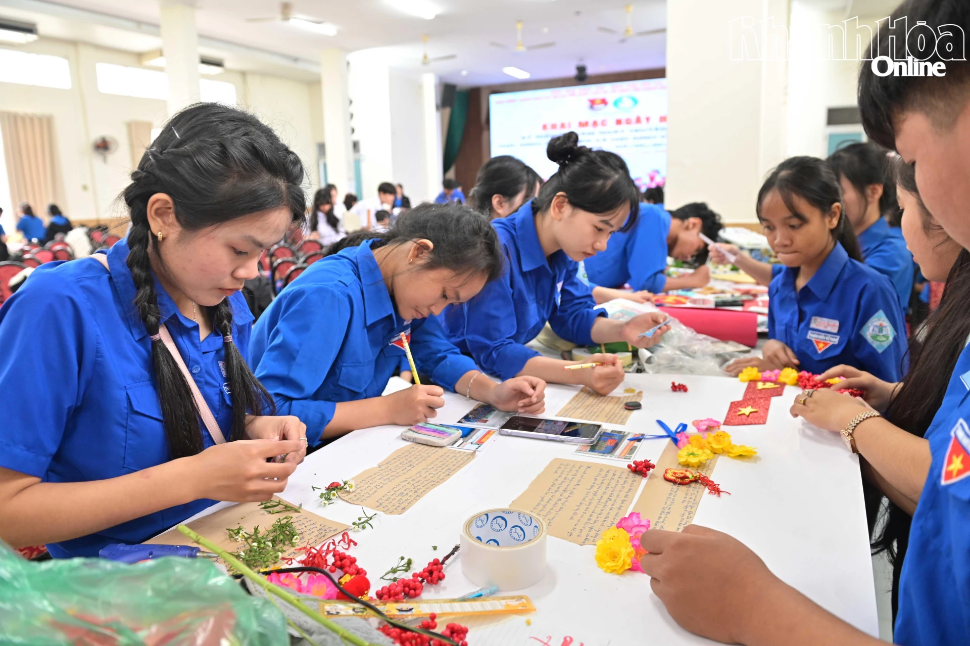 Bên cạnh đó, các đội còn thi tài trang trí báo tường Tết.