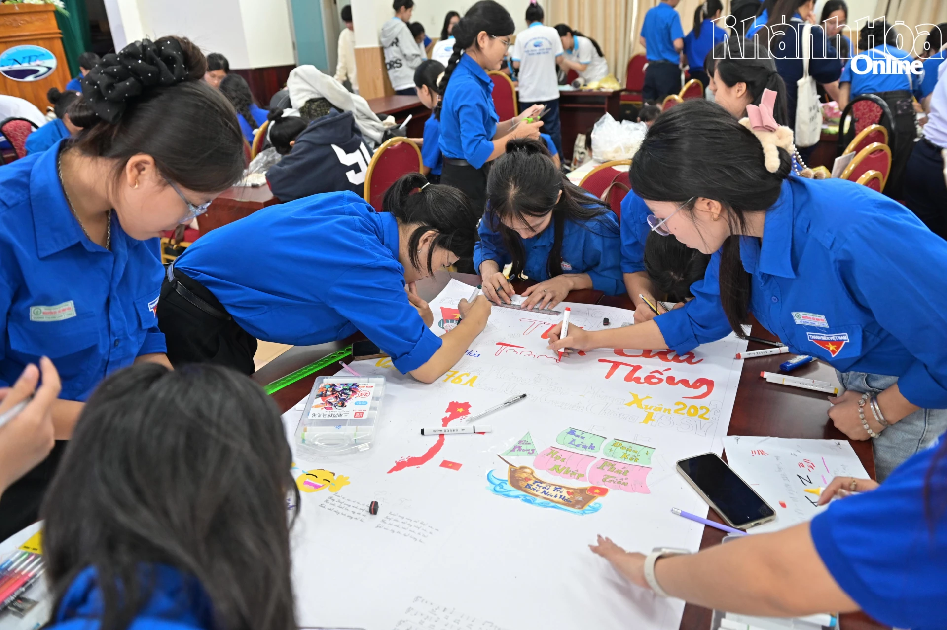 Đoàn viên, thanh niên đến từ các địa phương, trường học thi tài khéo tay.