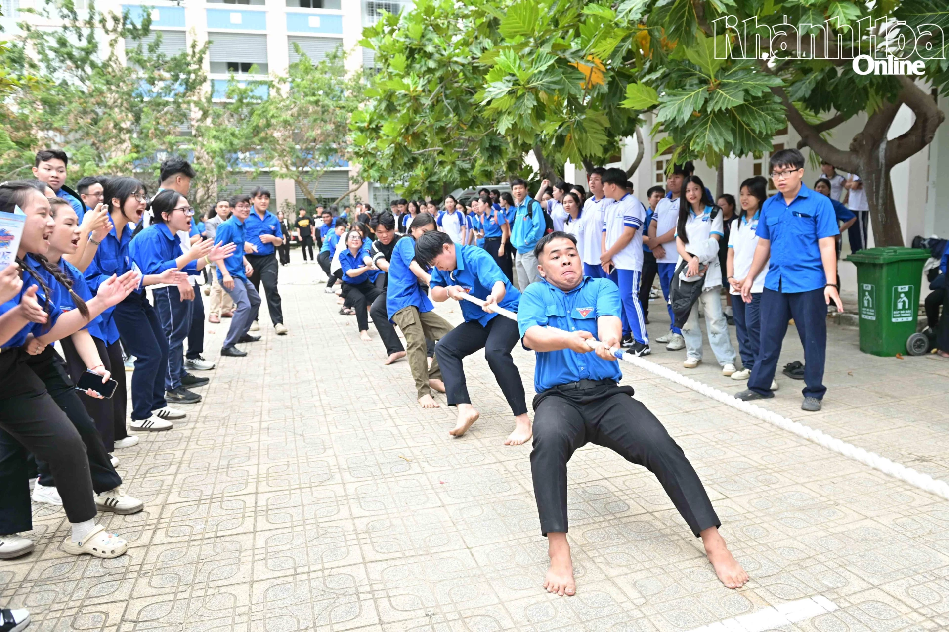 Phần thi kéo co sôi nổi, kịch tính.