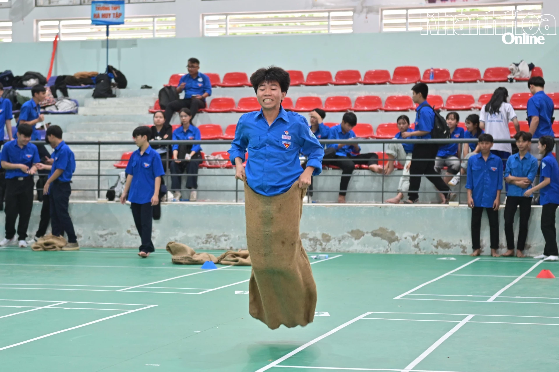 Thi tài nhảy bao bố.