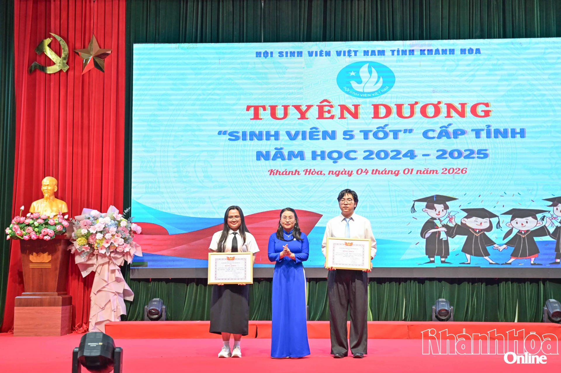 Tuyên dương 2 tập thể đạt danh hiệu tập thể Sinh viên 5 tốt cấp tỉnh.