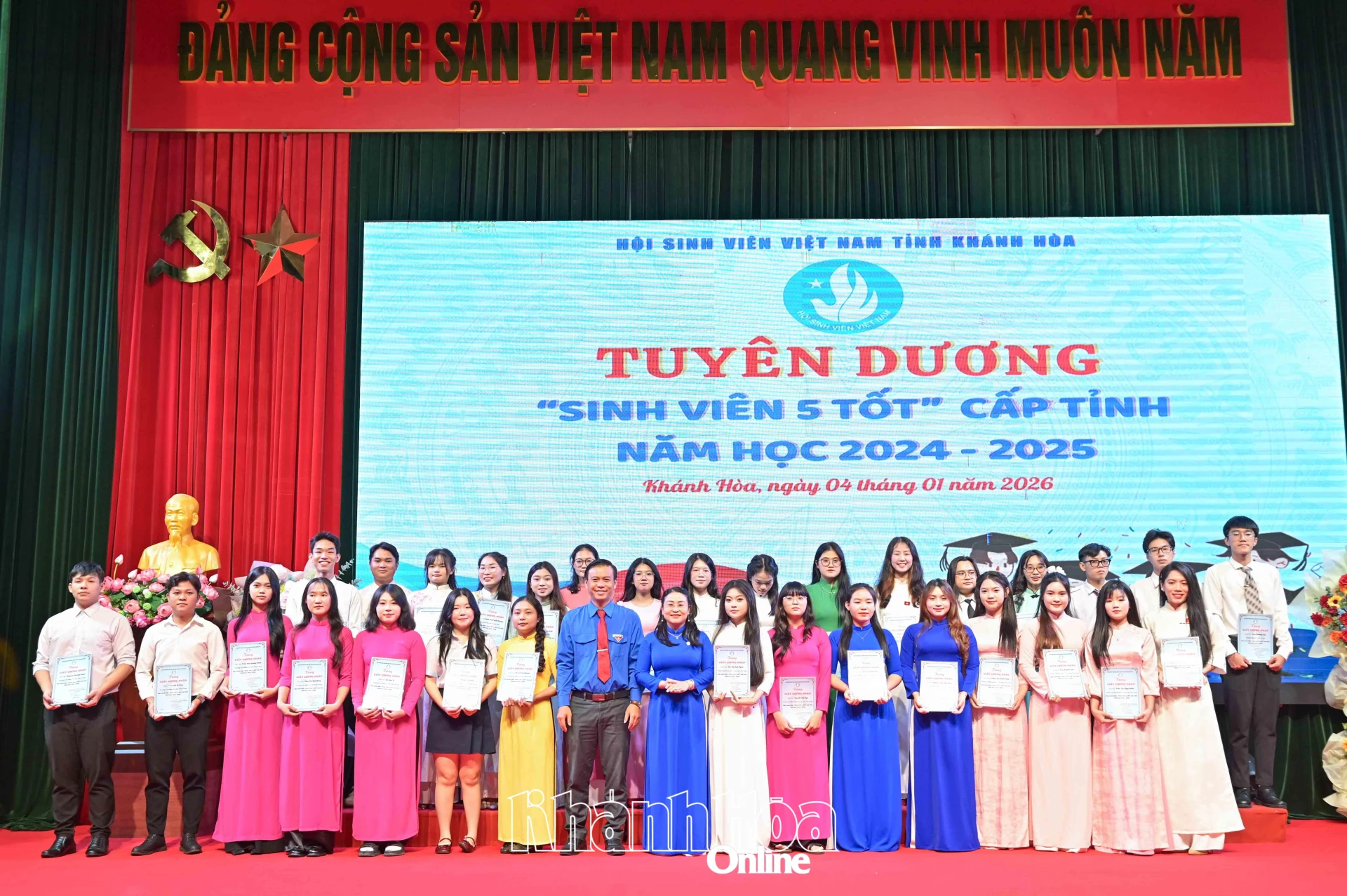 Lãnh đạo Tỉnh đoàn - Hội Sinh viên Việt Nam tỉnh trao giấy chứng nhận các “Sinh viên 5 tốt” cấp tỉnh năm học 2024 – 2025.