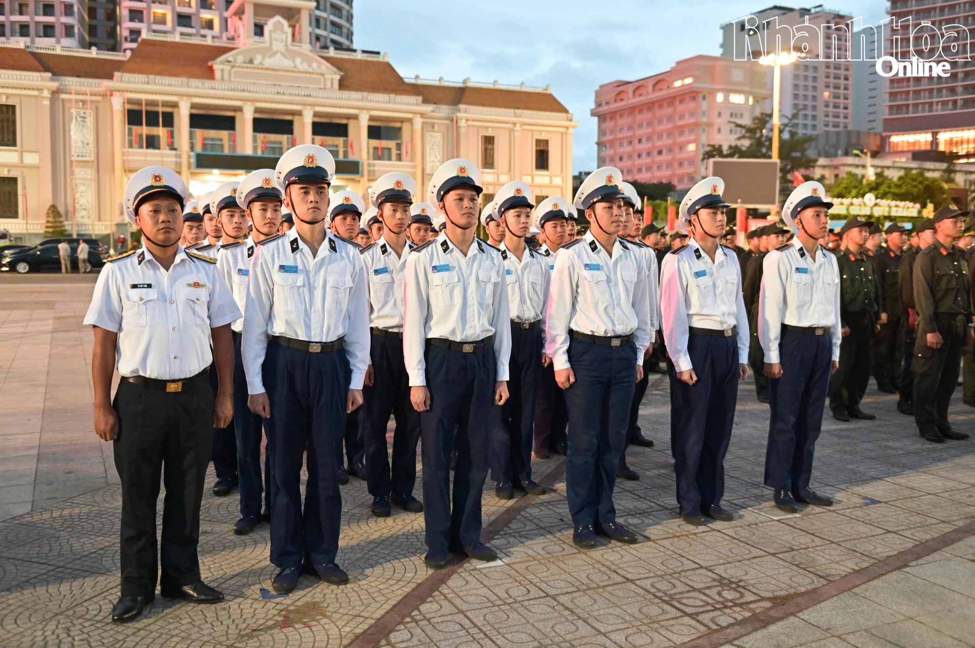 Học viên Học viện Hải quân tham gia chào cờ.