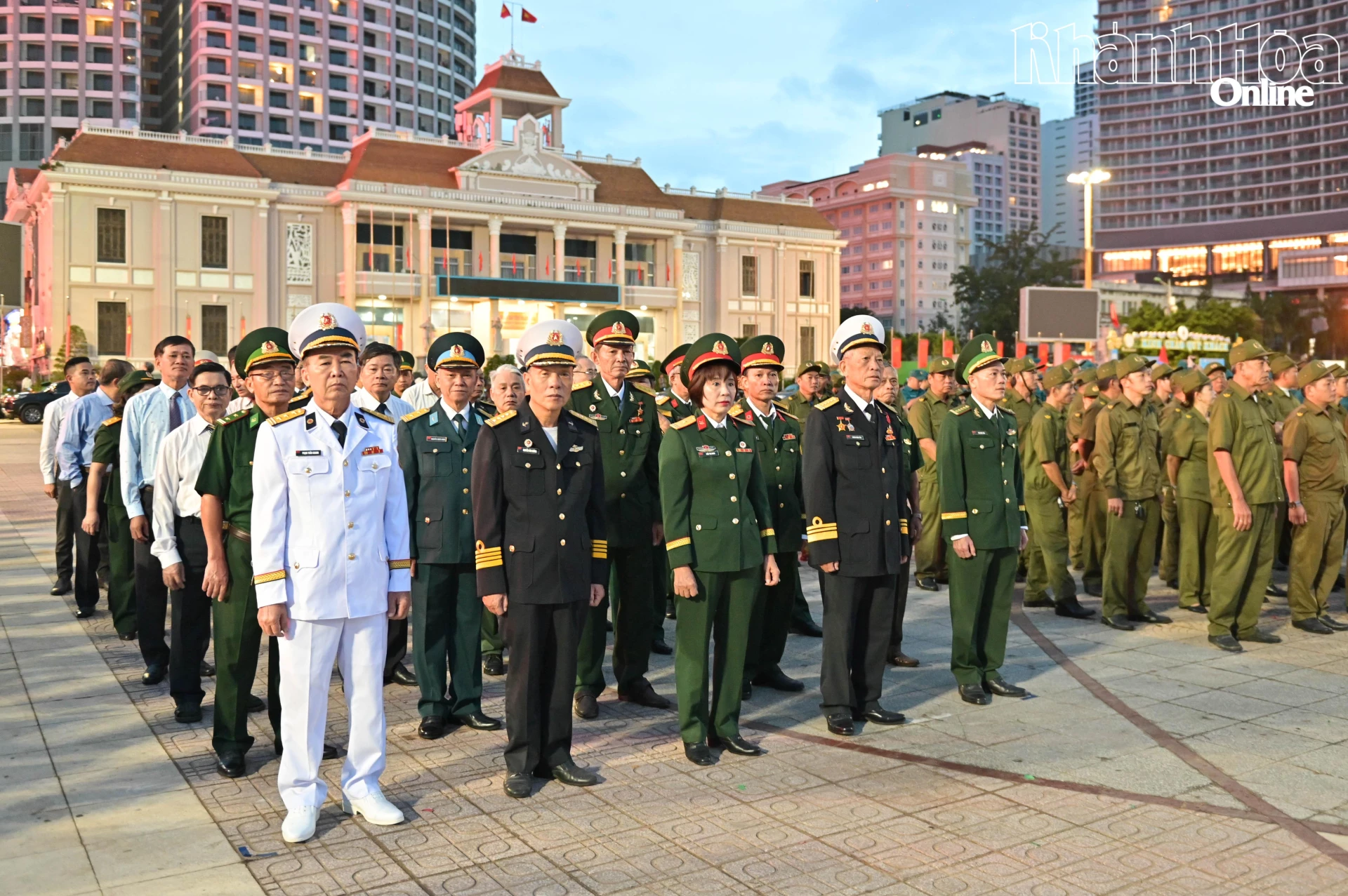 Các đại biểu tham gia chào cờ.