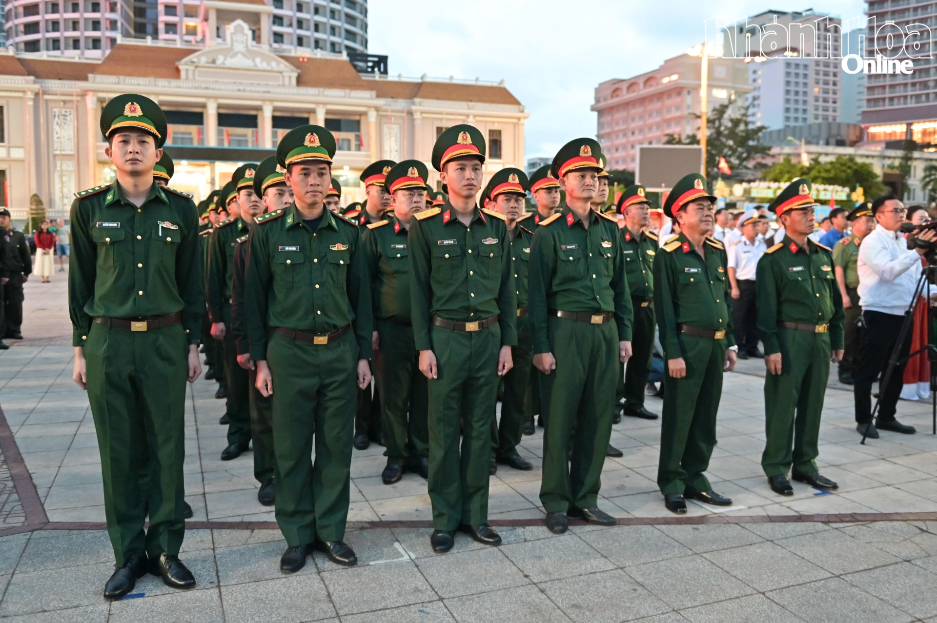 Khối lực lượng vũ trang tỉnh tham gia chào cờ.
