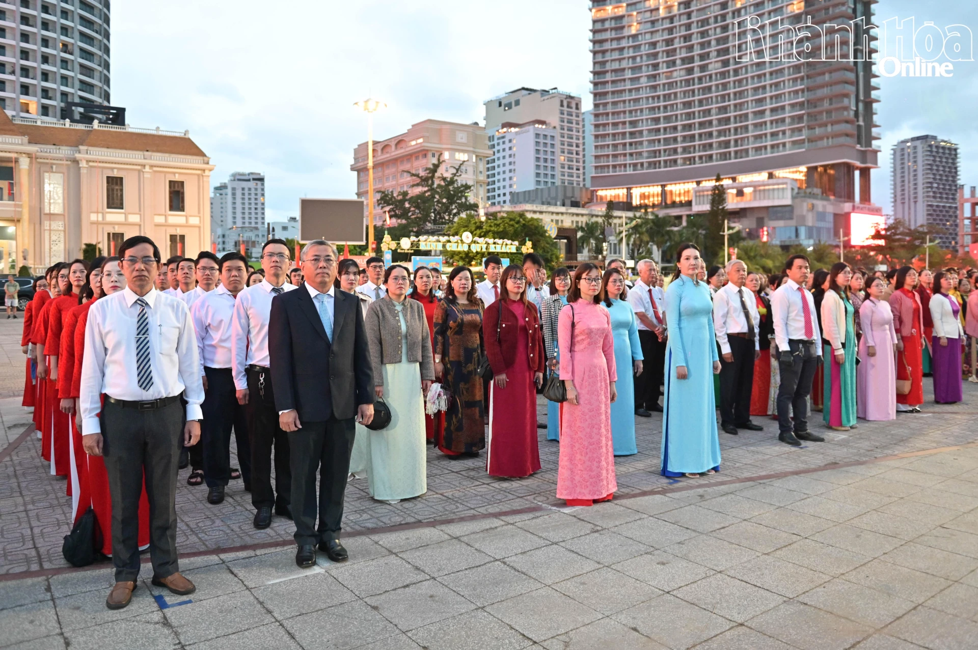 Các đại biểu của phường Nha Trang tham gia chào cờ.