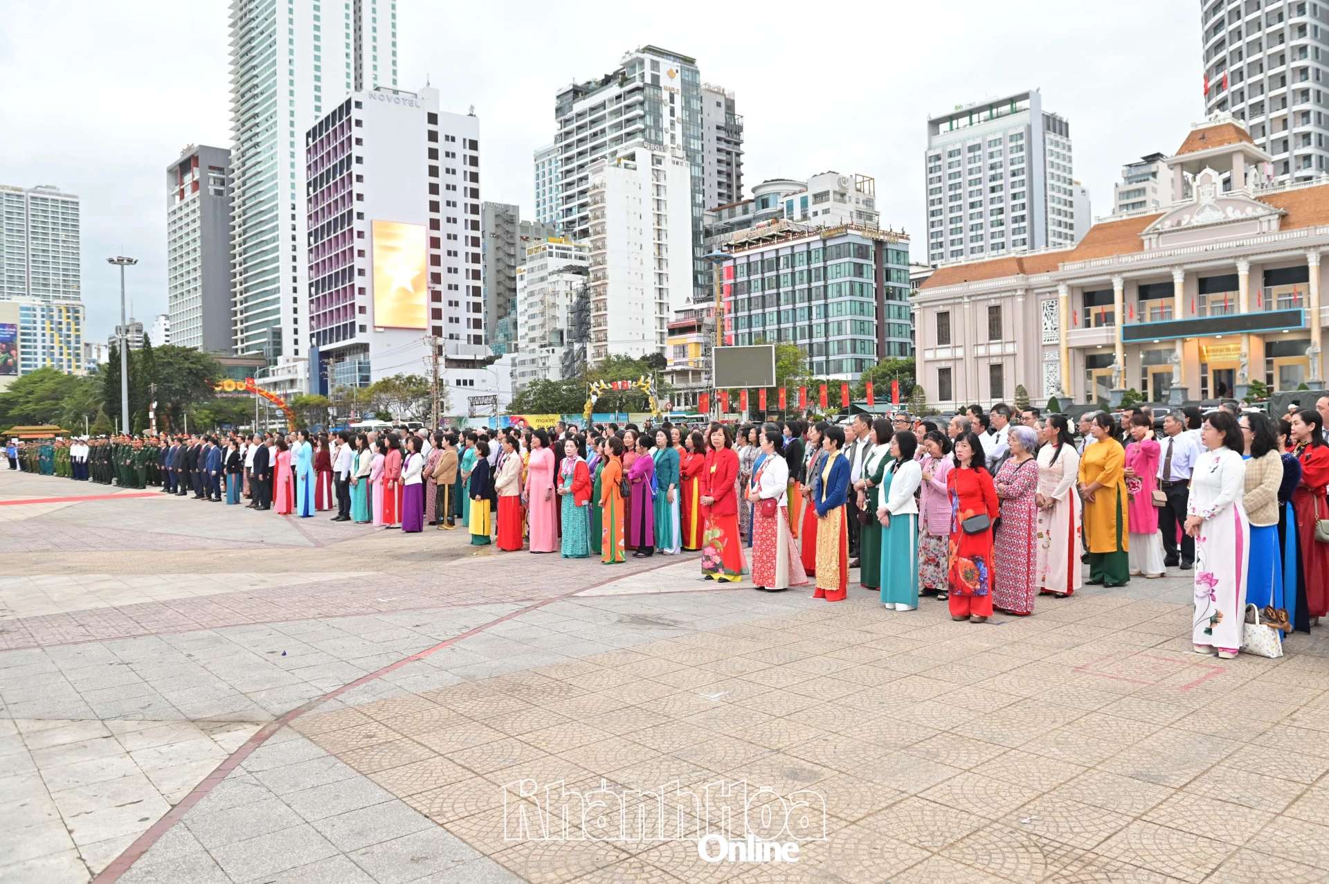 Lễ chào cờ có gần 1.000 đại biểu tham dự.