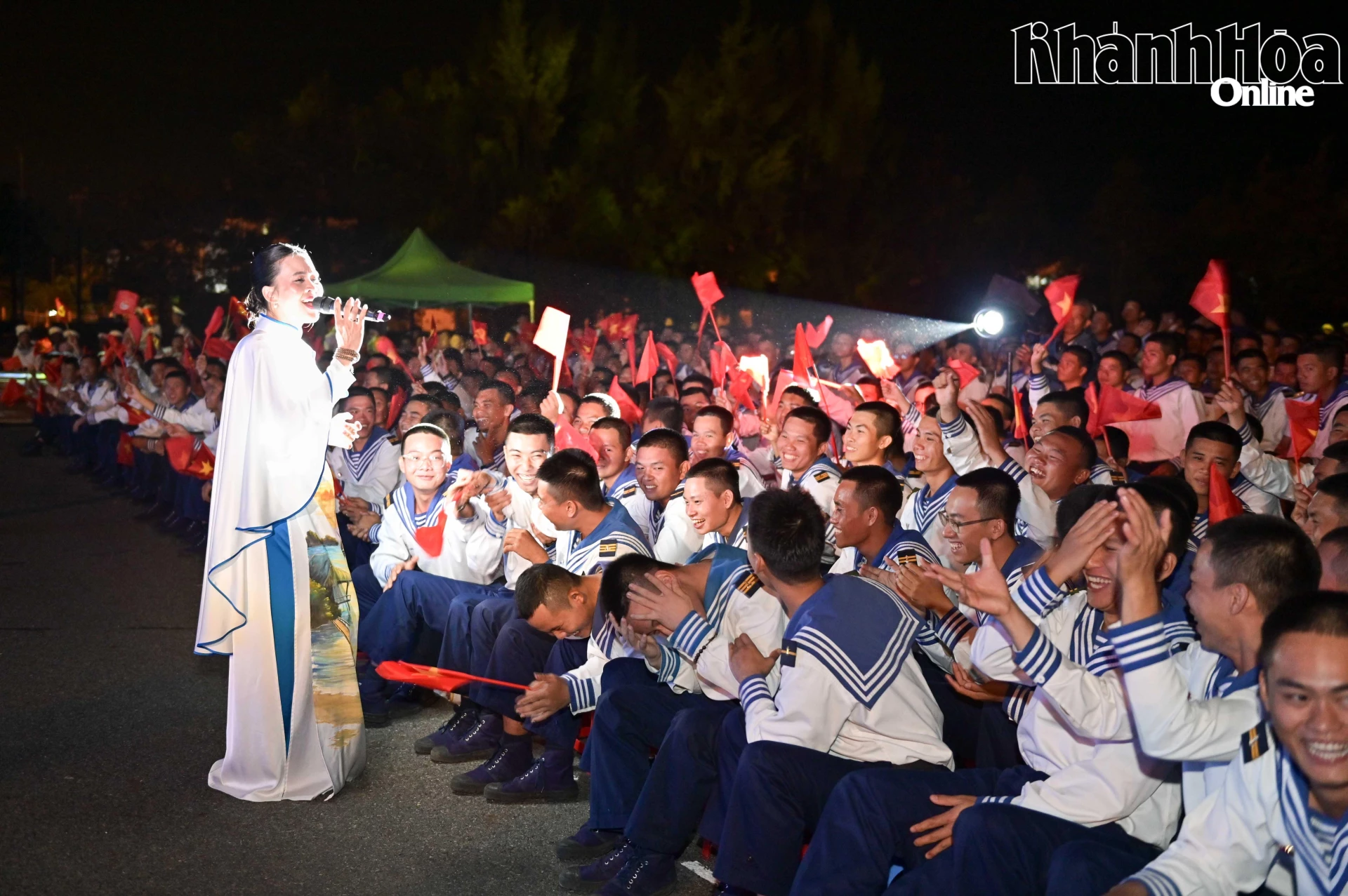 Phần giao lưu sôi nổi giữa ca sĩ với các chiến sĩ.