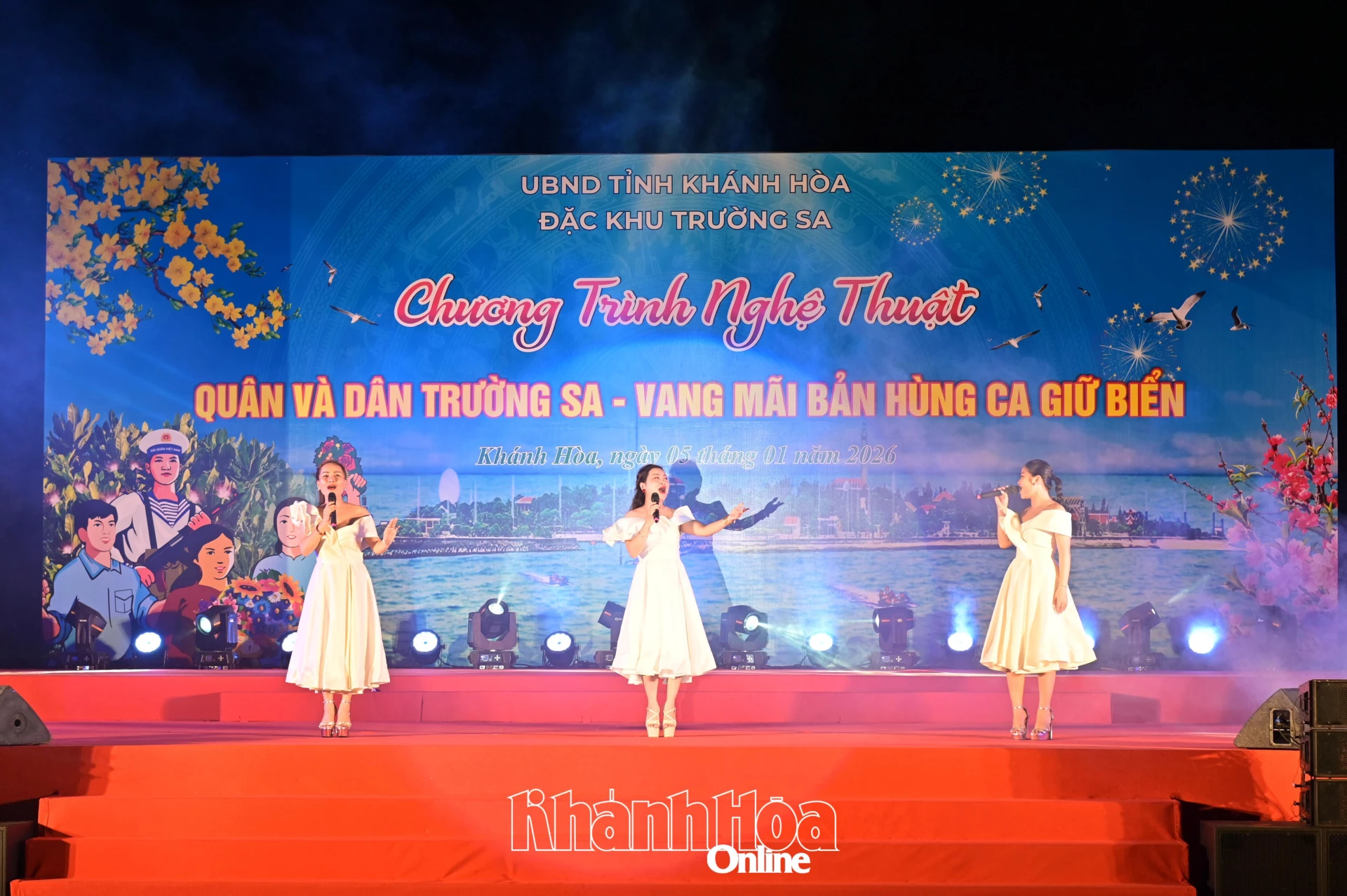 Các nghệ sĩ của Nhà hát Nghệ thuật truyền thống Khánh Hòa biểu diễn tại chương trình.