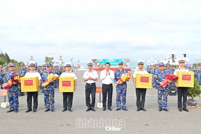 Mang quà Tết ra Trường Sa