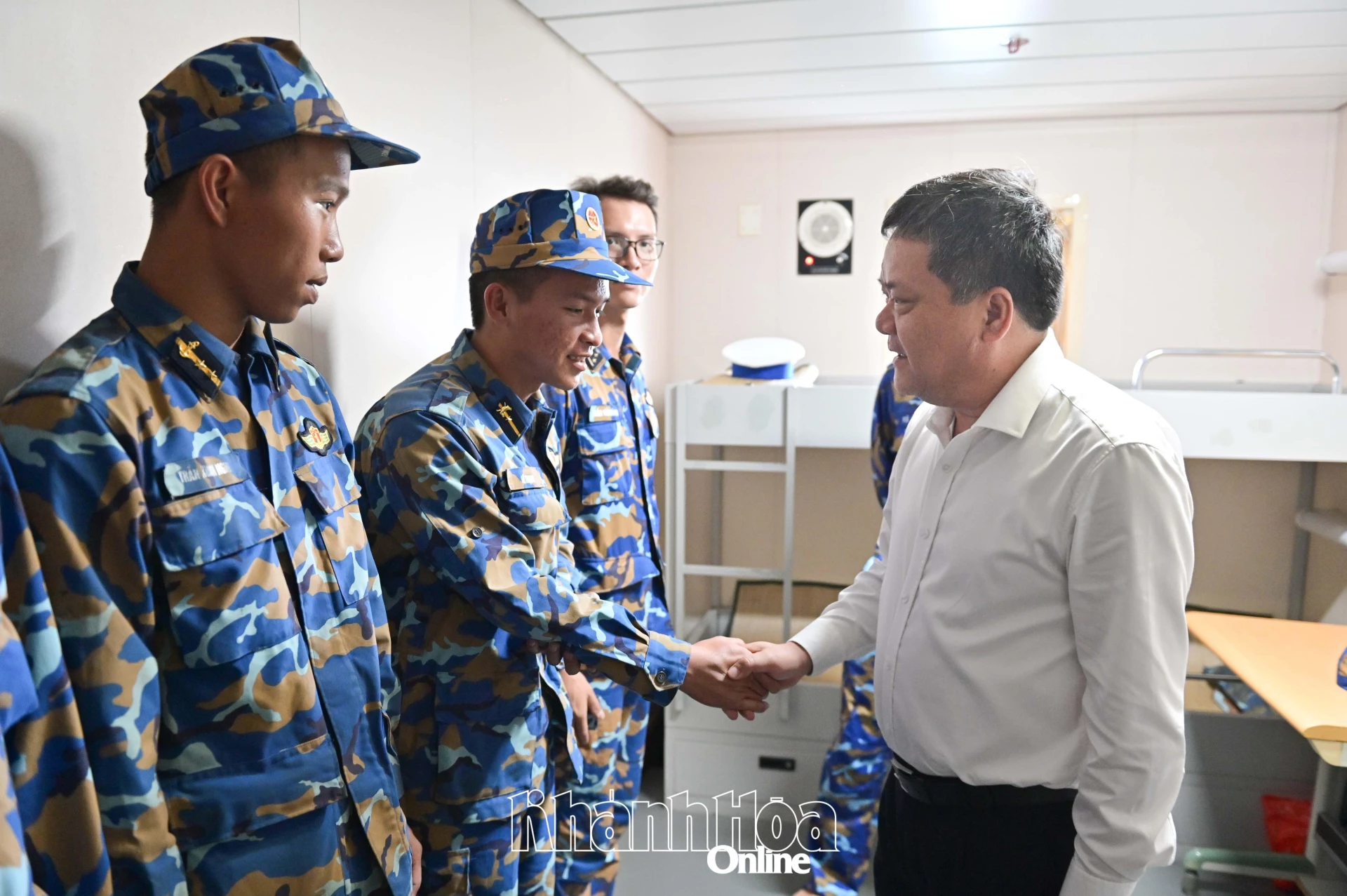 Chủ tịch UBND tỉnh động viên cán bộ, chiến sĩ làm nhiệm vụ mang hàng quà Tết ra đảo.