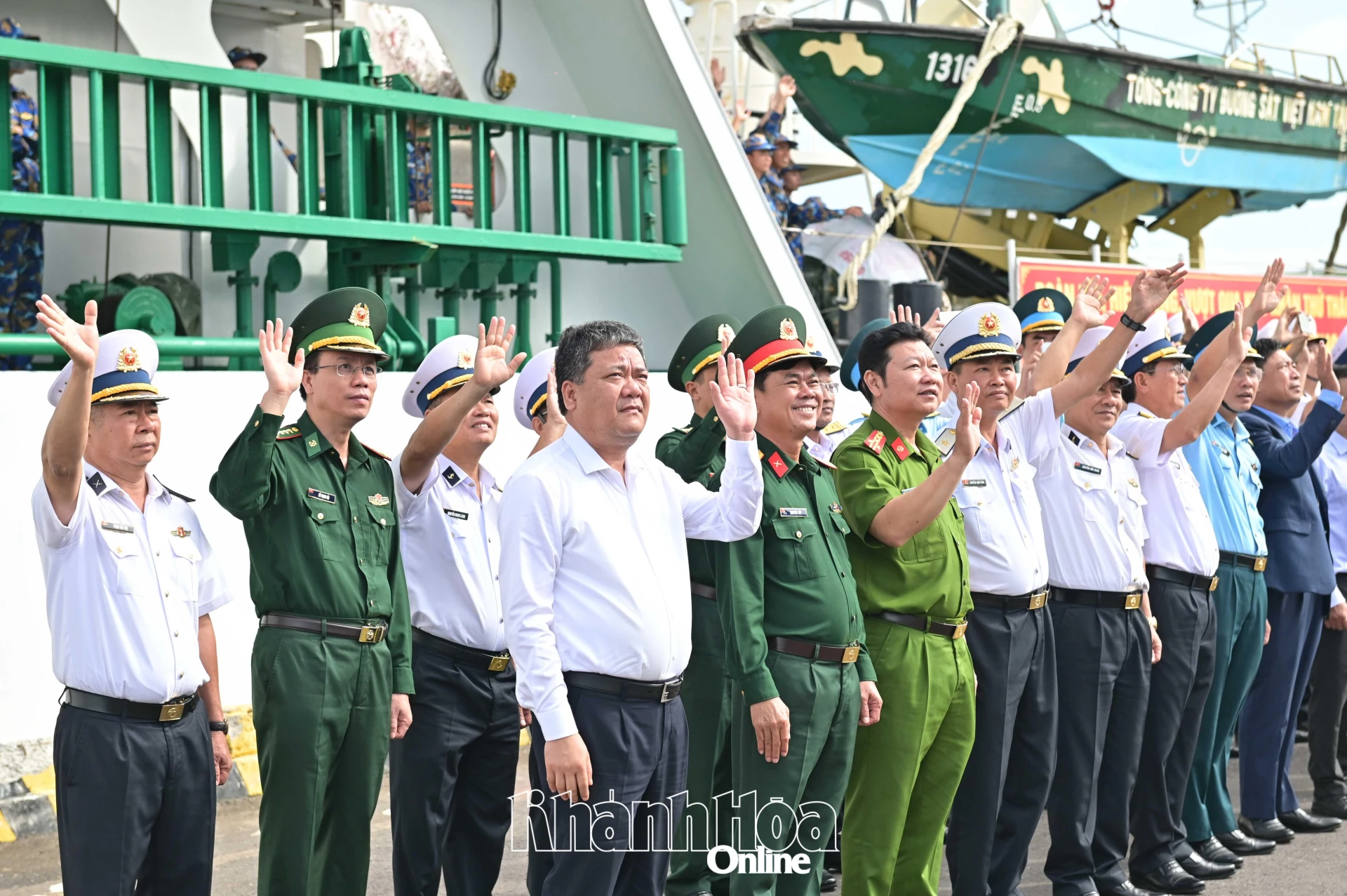 Lãnh đạo tỉnh cùng các đại biểu tiễn đoàn công tác.