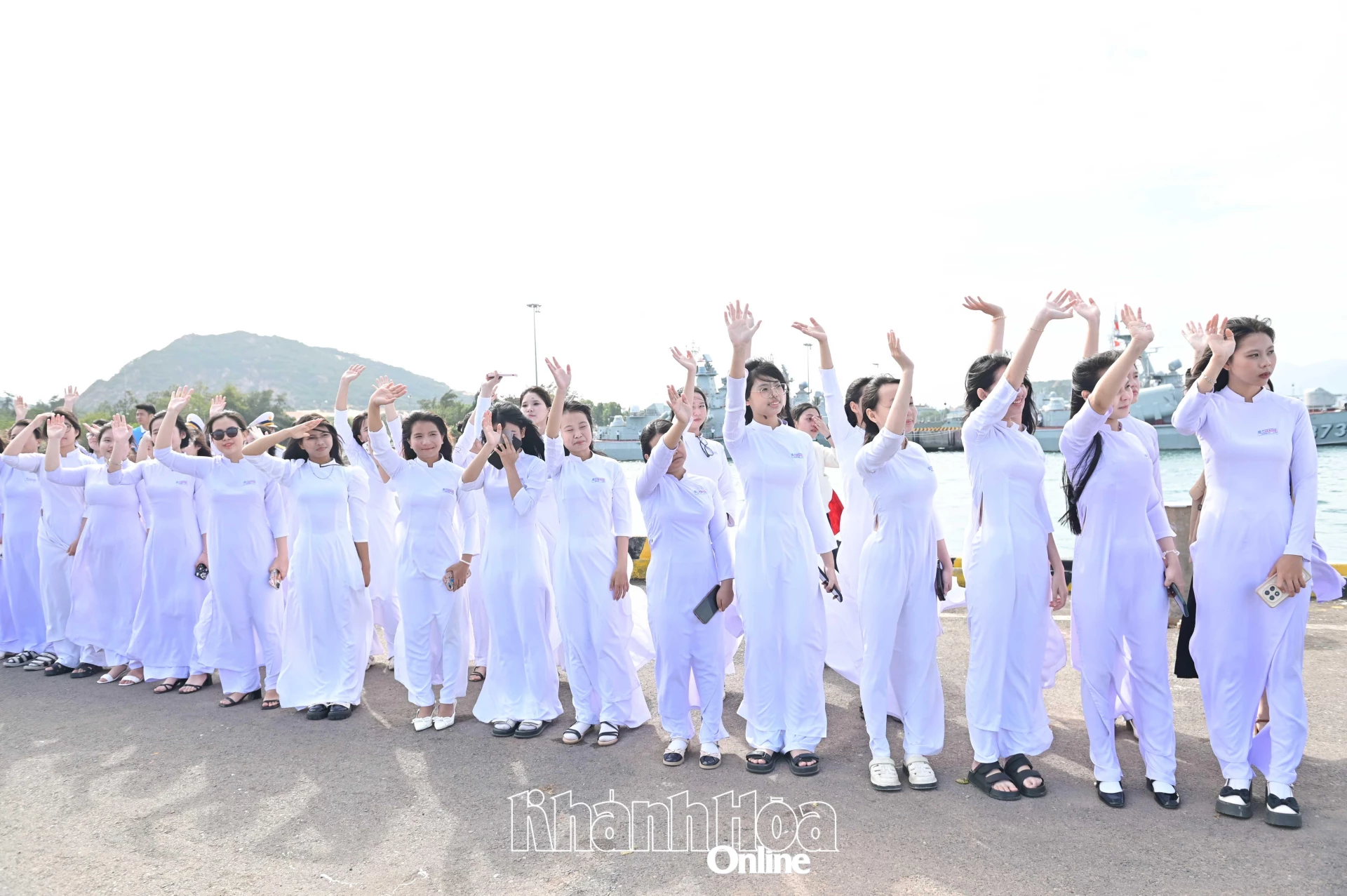 Các học sinh, đoàn viên, thanh niên tham gia tiễn đoàn.