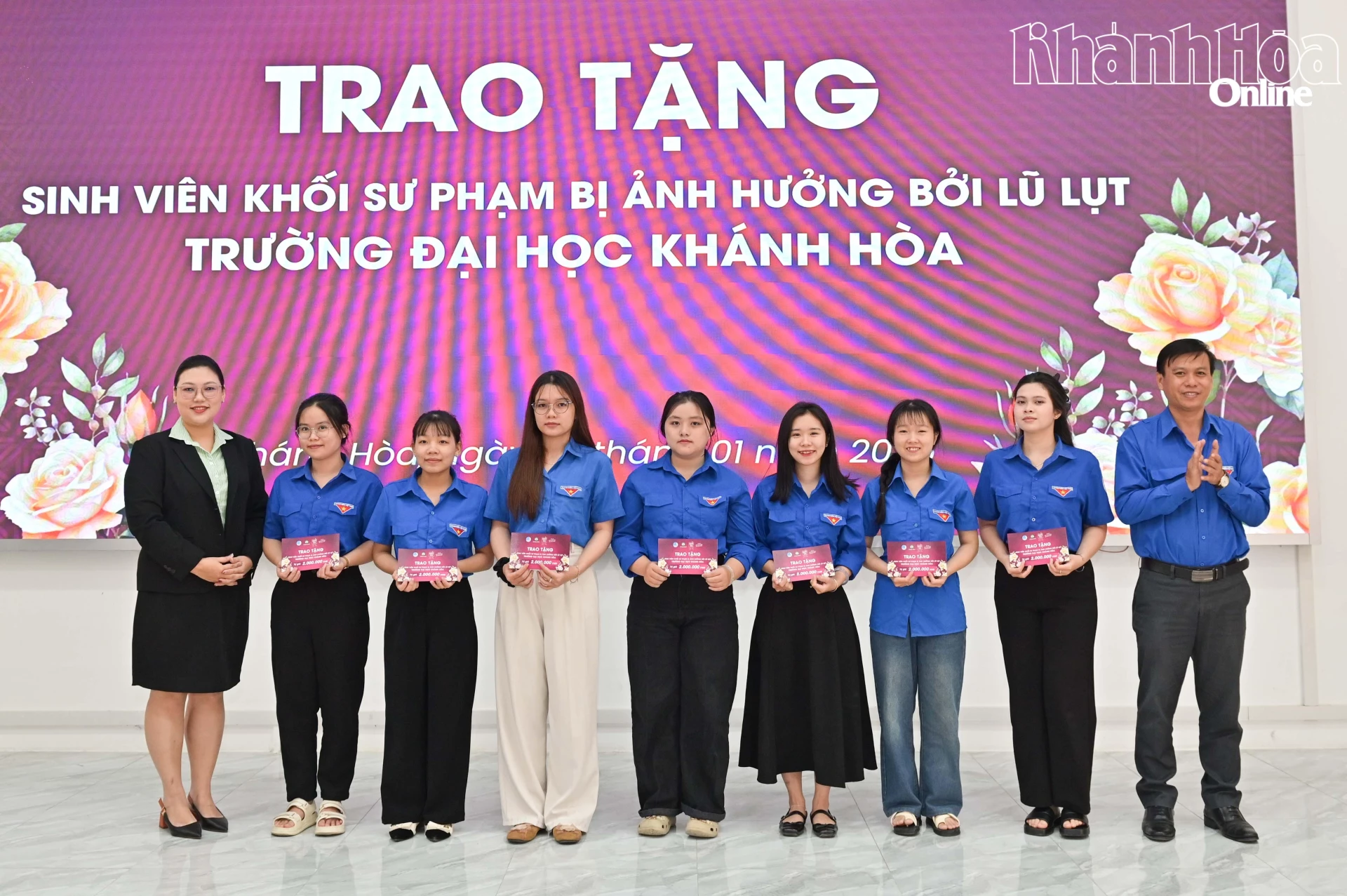 Lãnh đạo Tỉnh đoàn cùng doanh nghiệp trao học bổng cho sinh viên.