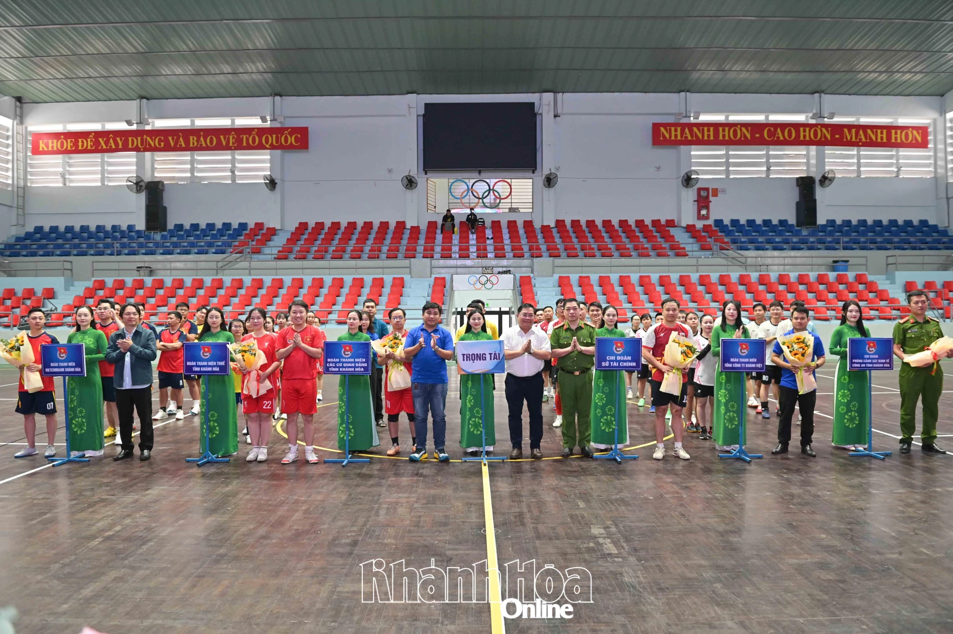 Đại diện lãnh đạo các đơn vị tặng hoa chúc mừng các đội bóng.