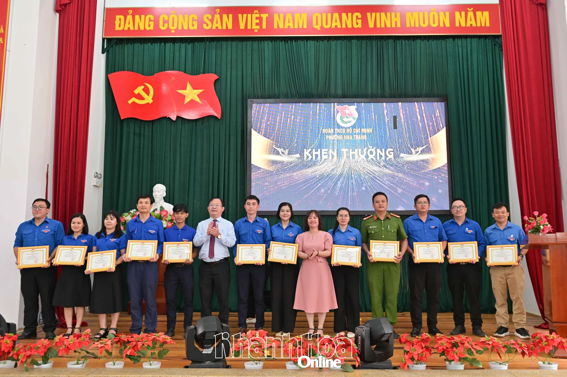 Các đại biểu trao giấy khen của Ủy ban MTTQ Việt Nam phường Nha Trang cho các tập thể.