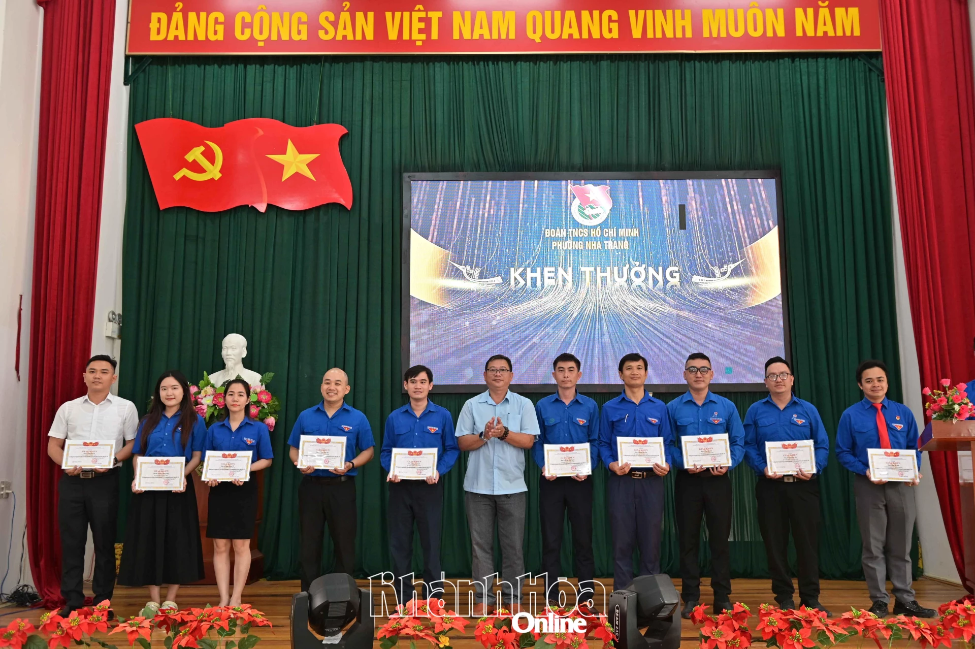 Các đại biểu trao giấy khen của Đoàn phường Nha Trang cho các cá nhân.