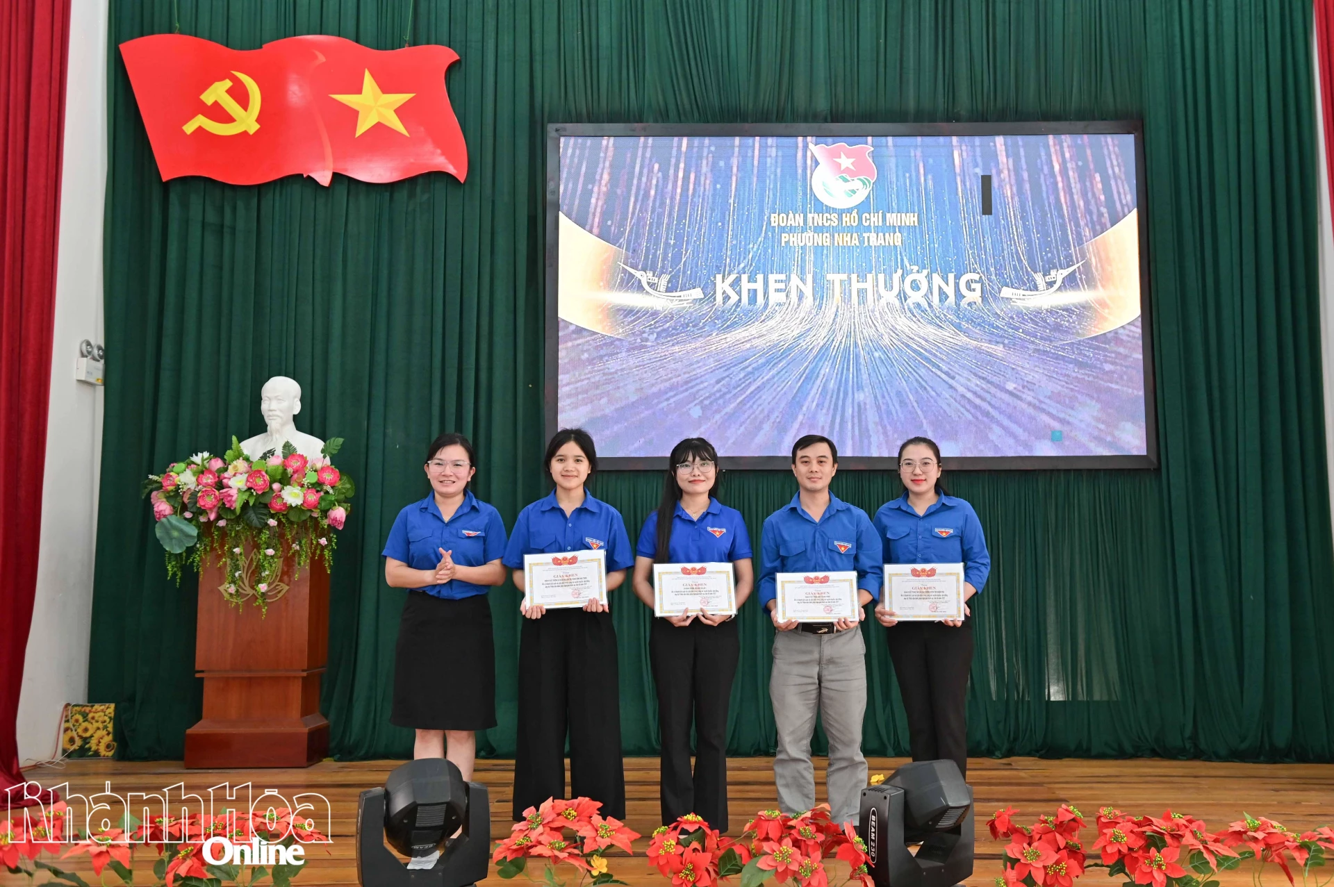 Đoàn phường Nha Trang trao giấy khen cho các tập thể có thành tích.