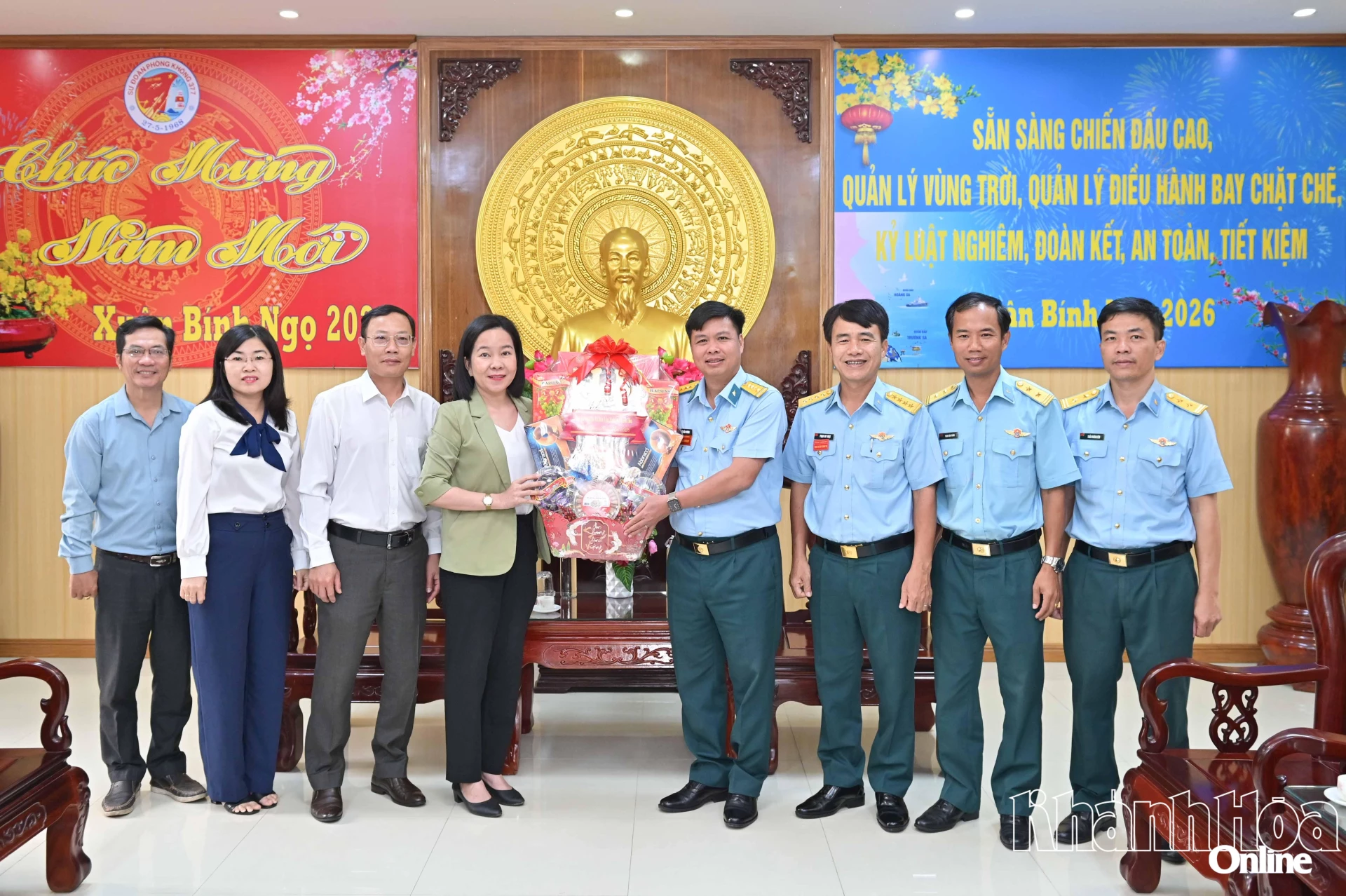 Đồng chí Hà Hồng Hạnh thăm, tặng quà Sư đoàn Phòng không 377.